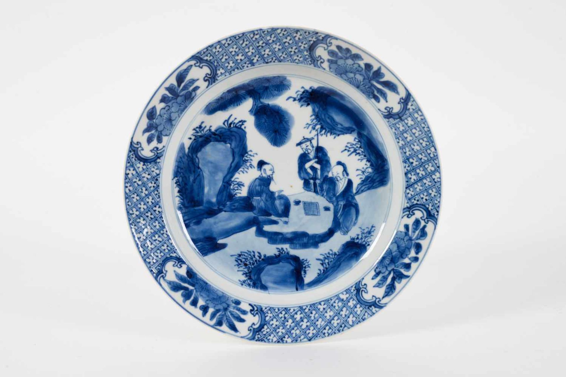 Two blue and white porcelain dishes, decorated with figures in a garden. Marked with 4-character - Bild 7 aus 11