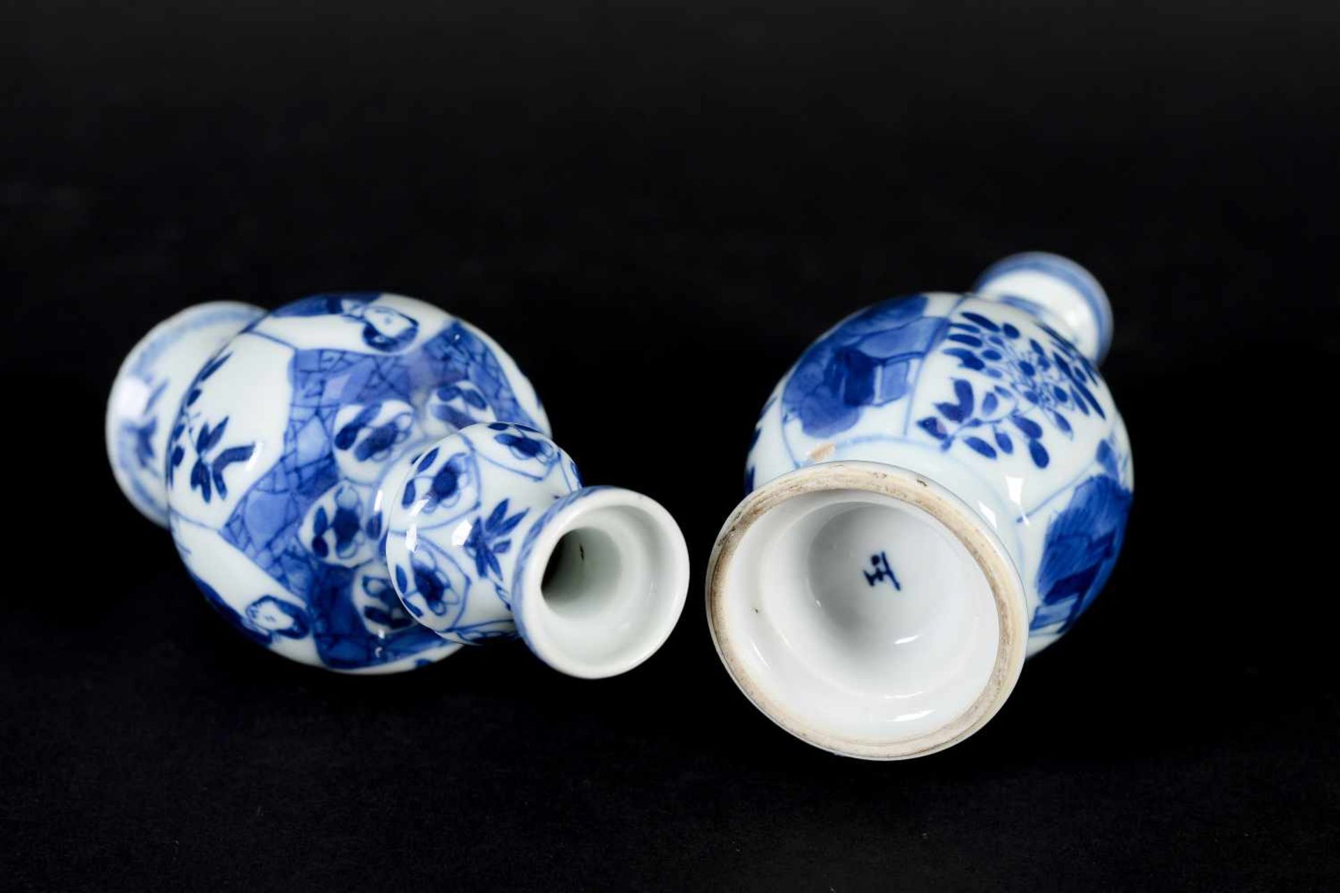 A pair of blue and white porcelain miniature vases, decorated with long Elizas and flowers. Marked - Bild 5 aus 6