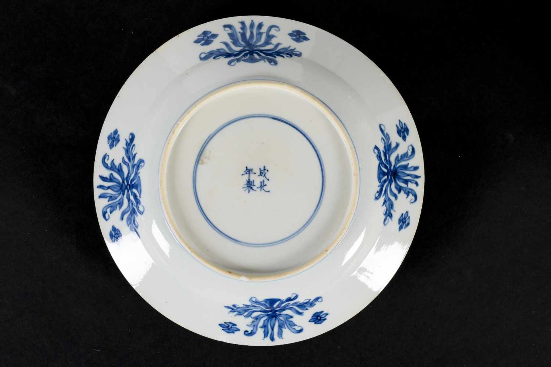 Two blue and white porcelain dishes, 1) decorated with a scene from the Romance of the Western - Bild 5 aus 8