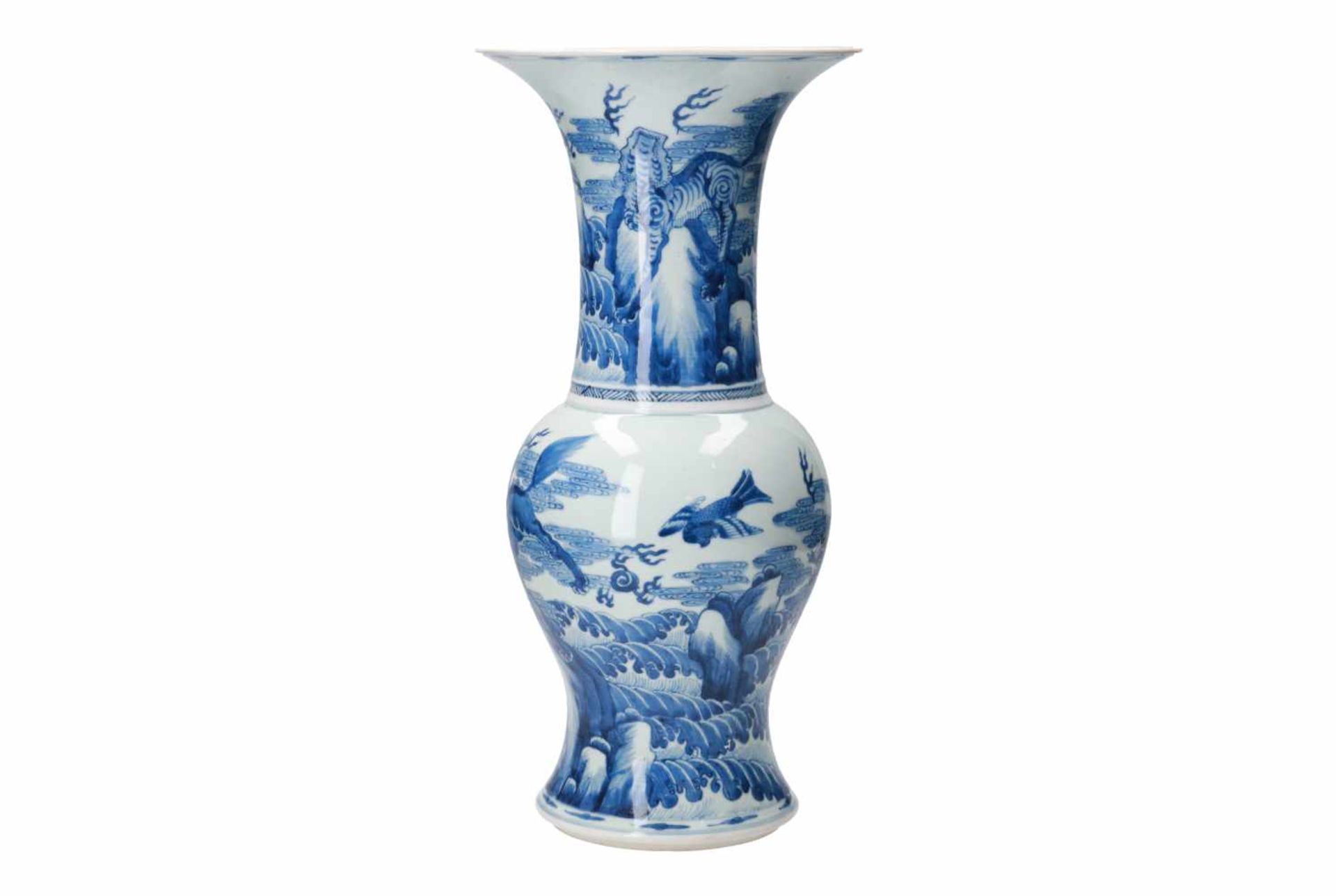 A blue and white porcelain yen yen vase, decorated with kylins and birds in an ocean landscape - Bild 3 aus 9