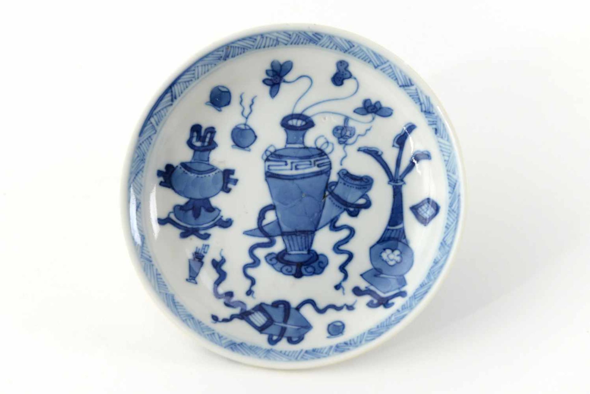 A set of six blue and white porcelain cups with saucers, decorated with antiquities and flowers. - Bild 10 aus 13