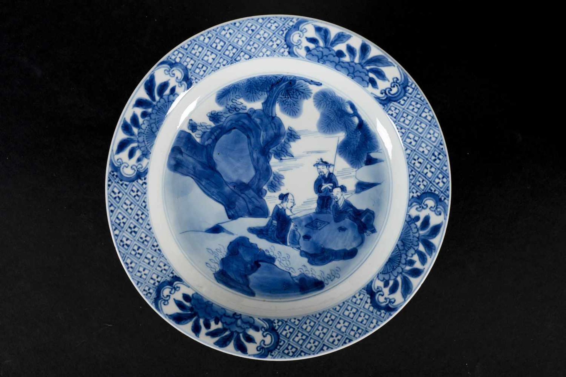 Two blue and white porcelain dishes, 1) decorated with a scene from the Romance of the Western - Bild 4 aus 8