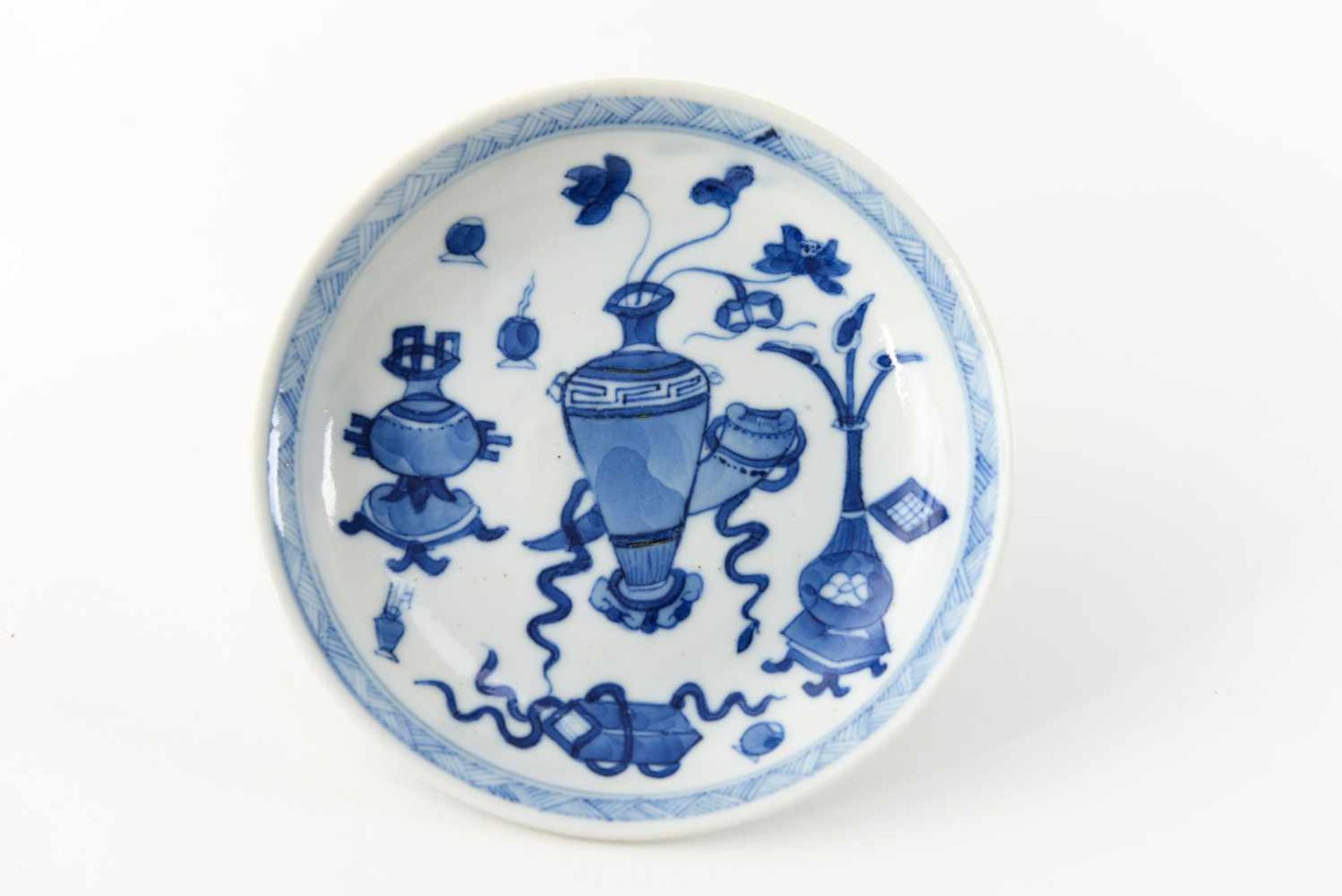 A set of six blue and white porcelain cups with saucers, decorated with antiquities and flowers. - Bild 6 aus 13