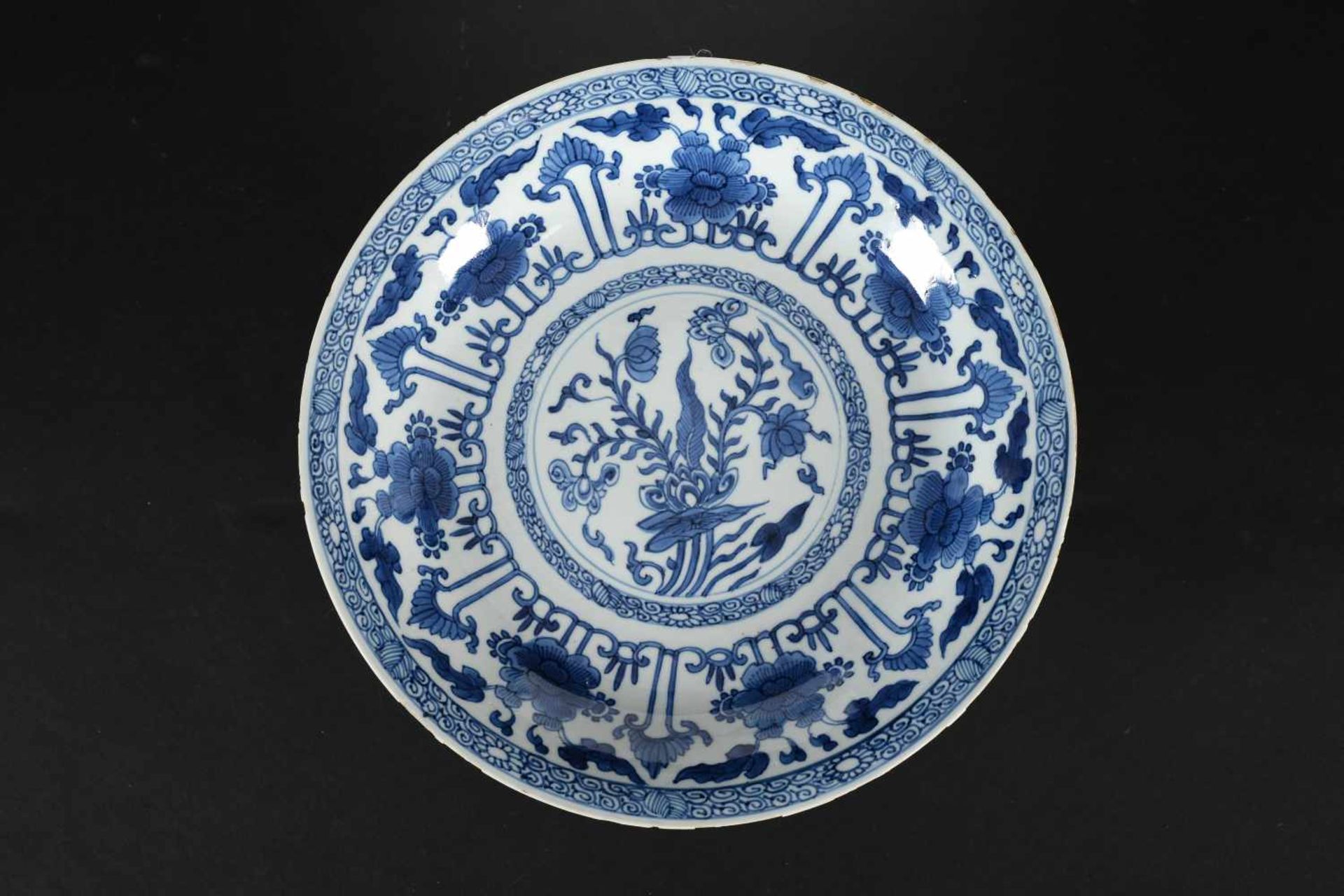 A blue and white porcelain charger with scalloped rim, decorated with flowers. Marked with 6- - Bild 5 aus 11