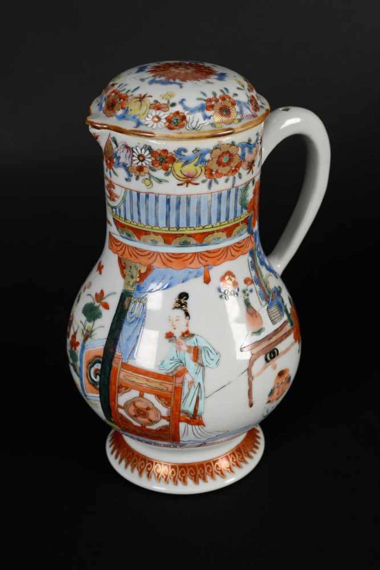 A polychrome porcelain jug, decorated with flowers and scenes with figures. Unmarked. China, Kangxi. - Bild 4 aus 8