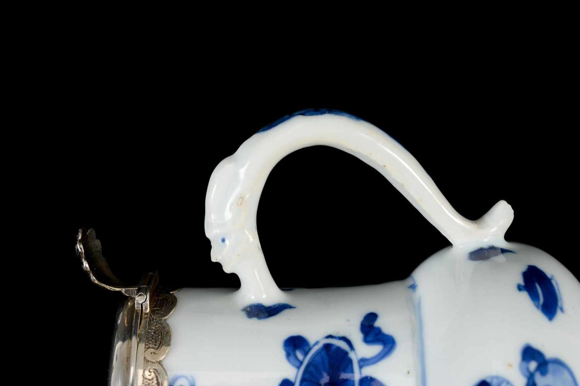 A blue and white porcelain jug with silver mounting, decorated with antiquities. Unmarked. China, - Bild 7 aus 7