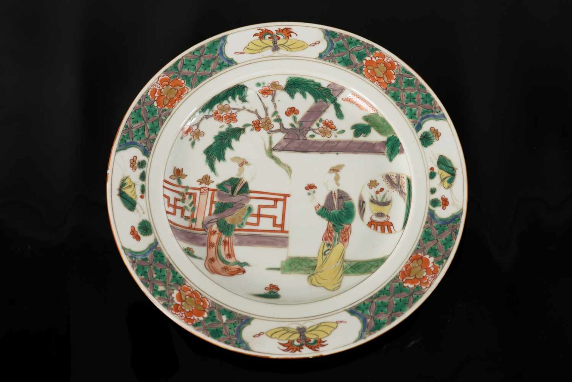 A famille verte porcelain dish, decorated with figures on a terrace, butterflies and flowers. - Bild 2 aus 3