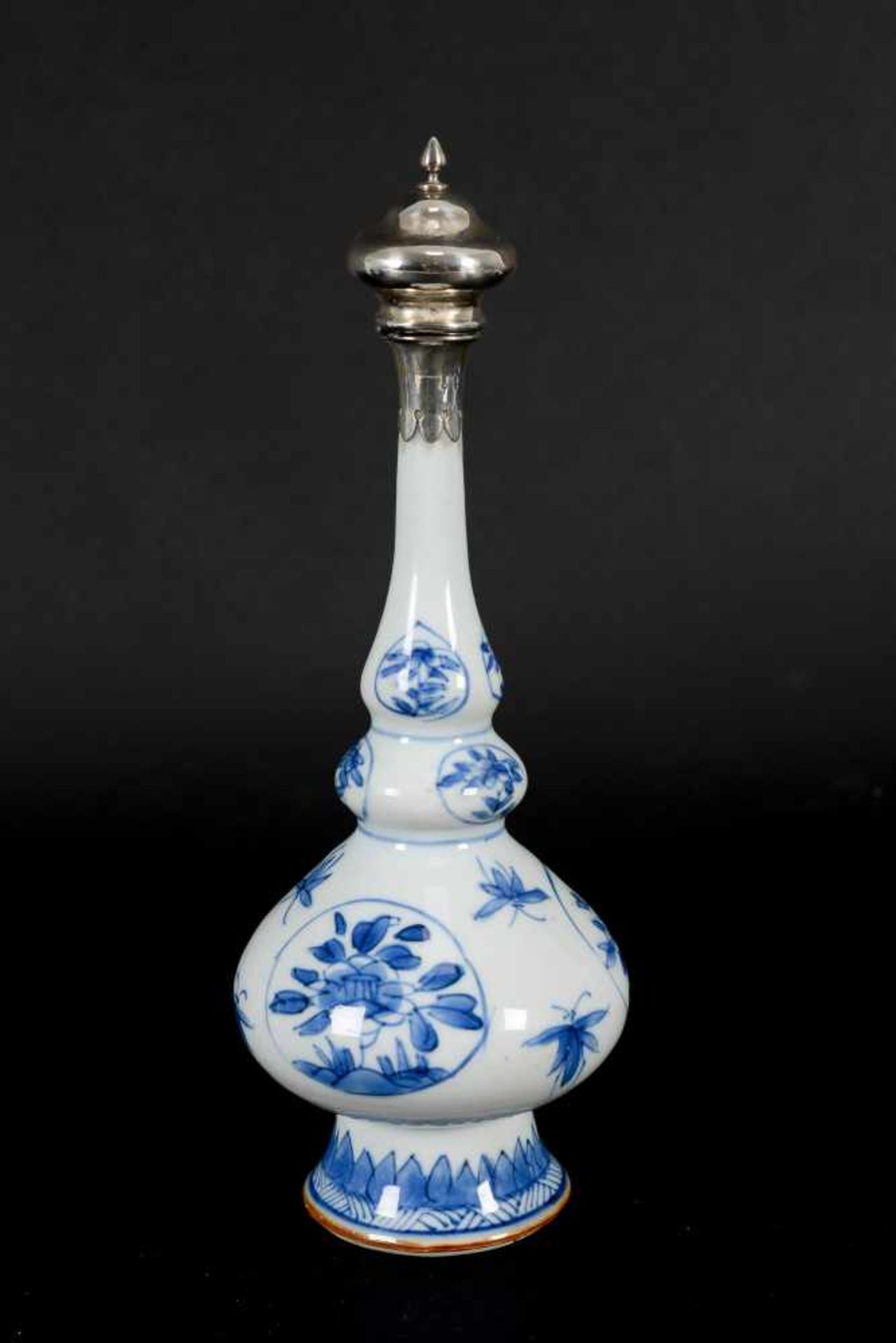 A blue and white porcelain sprinkler vase with silver mounting, decorated with flowers and - Bild 5 aus 7