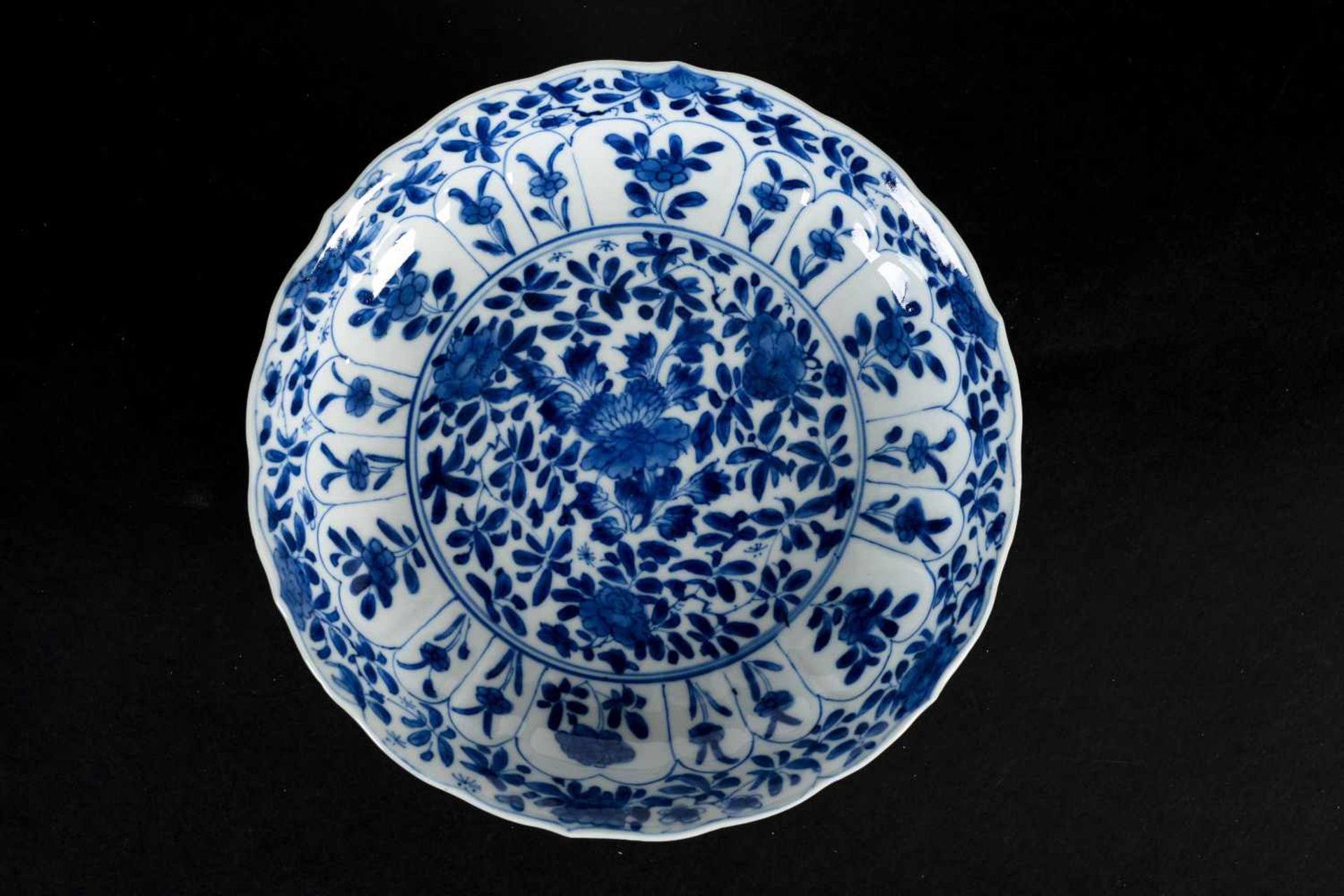 Lot of seven blue and white porcelain dishes with diverse decorations. All marked. China, Kangxi. - Bild 6 aus 12