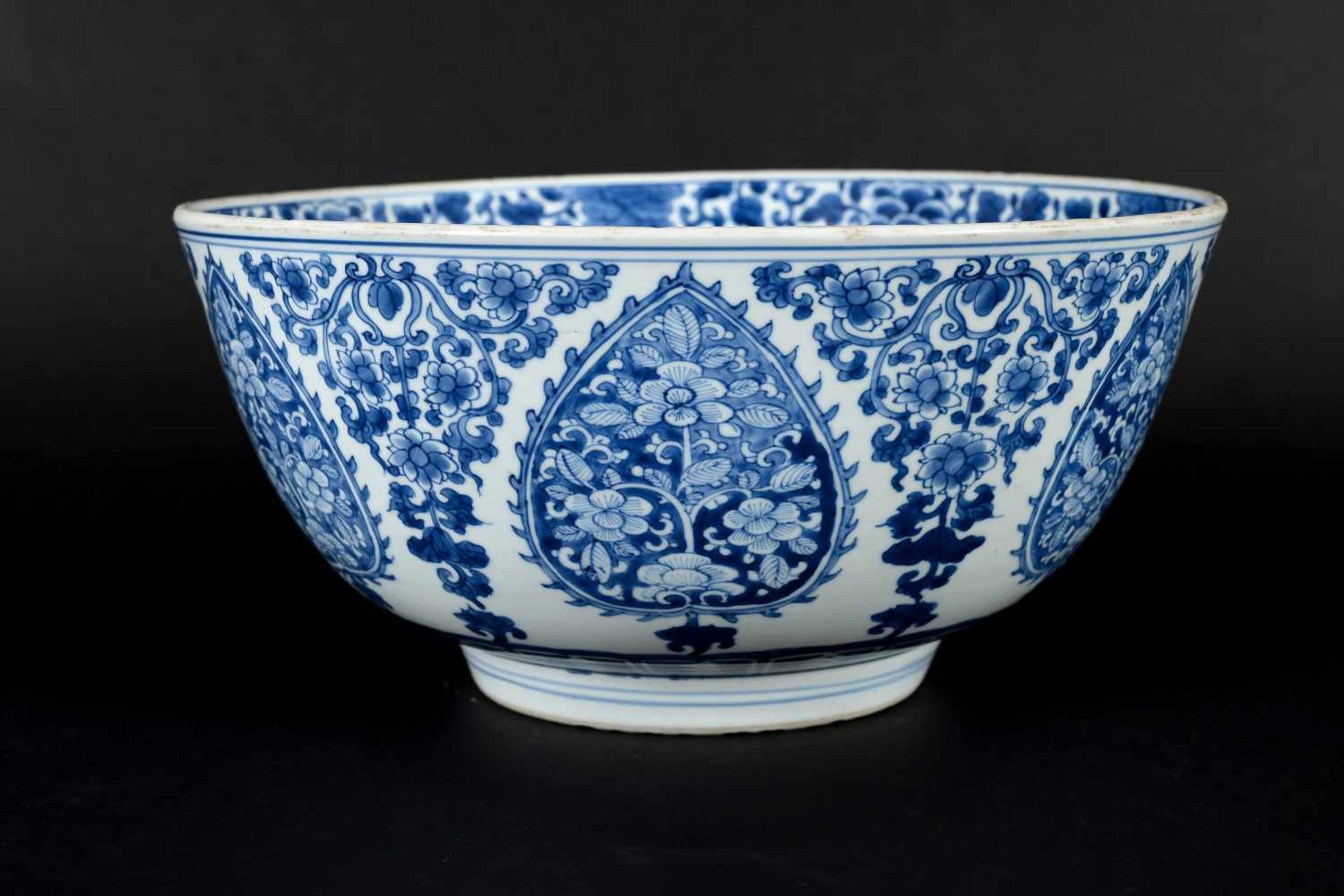 A blue and white porcelain bowl, decorated with flowers. Marked with symbol. China, Kangxi. - Image 5 of 8