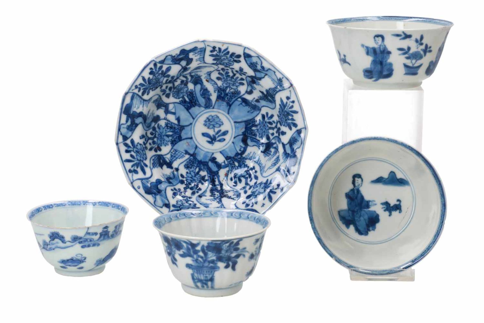 A lot of blue and white porcelain objects, including 1) a pair of cups, decorated with sitting - Bild 2 aus 6