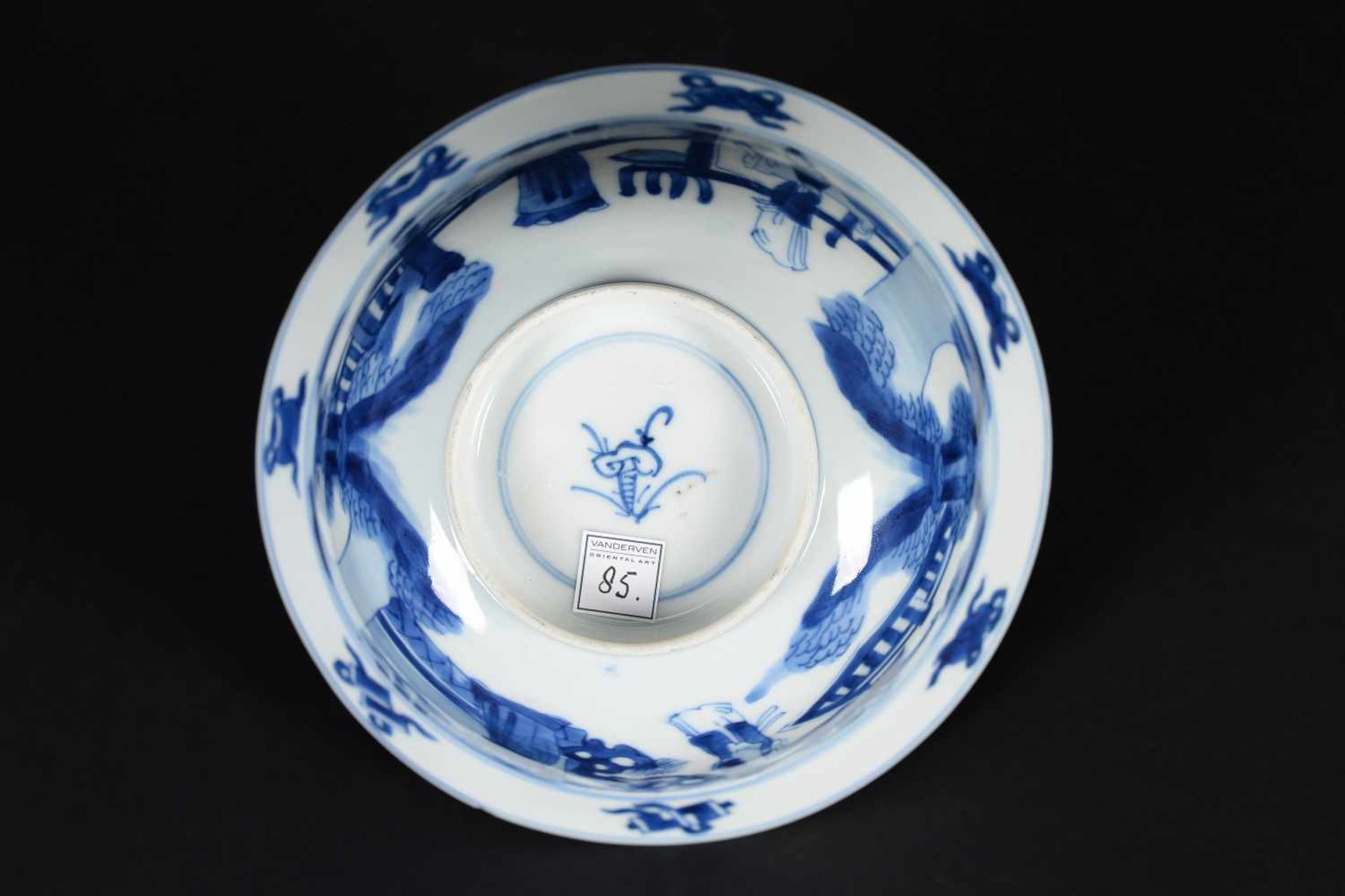 A pair of blue and white porcelain bowls, decorated with figures on a terrace, little boys and - Bild 11 aus 20