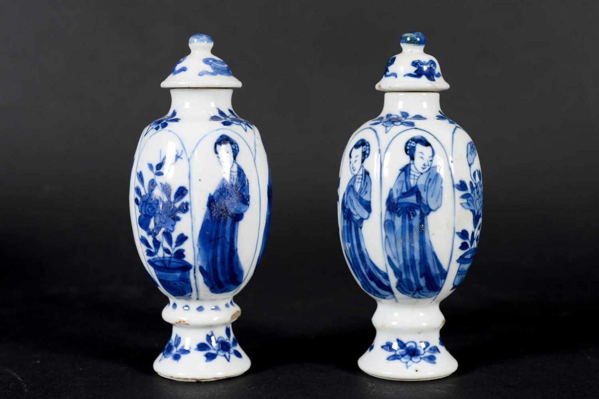 A pair of blue and white porcelain lidded miniature vases, decorated with long Elizas and flowers. - Bild 5 aus 9