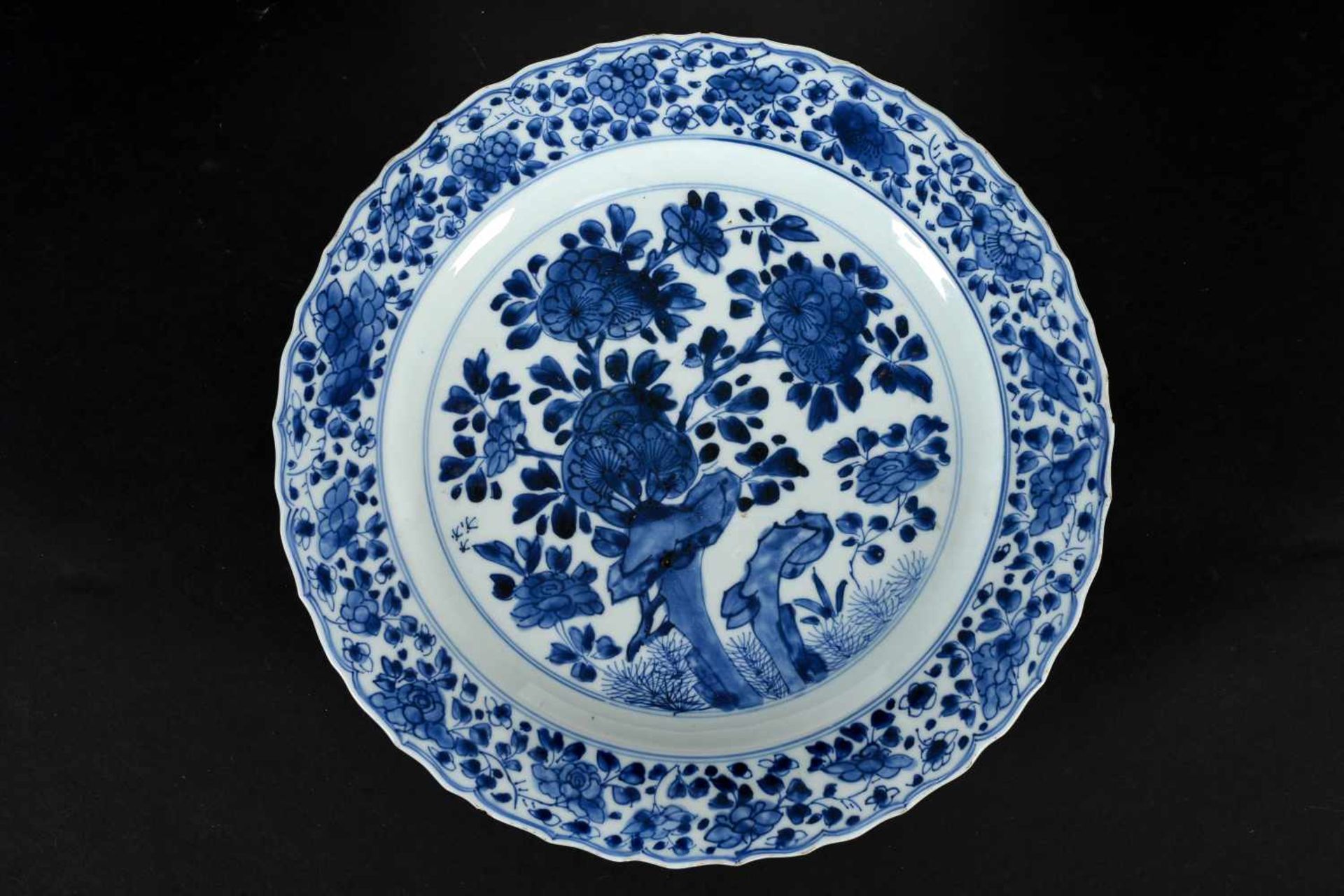 A blue and white porcelain charger with scalloped rim, decorated with flowers. Marked with 6- - Bild 9 aus 11