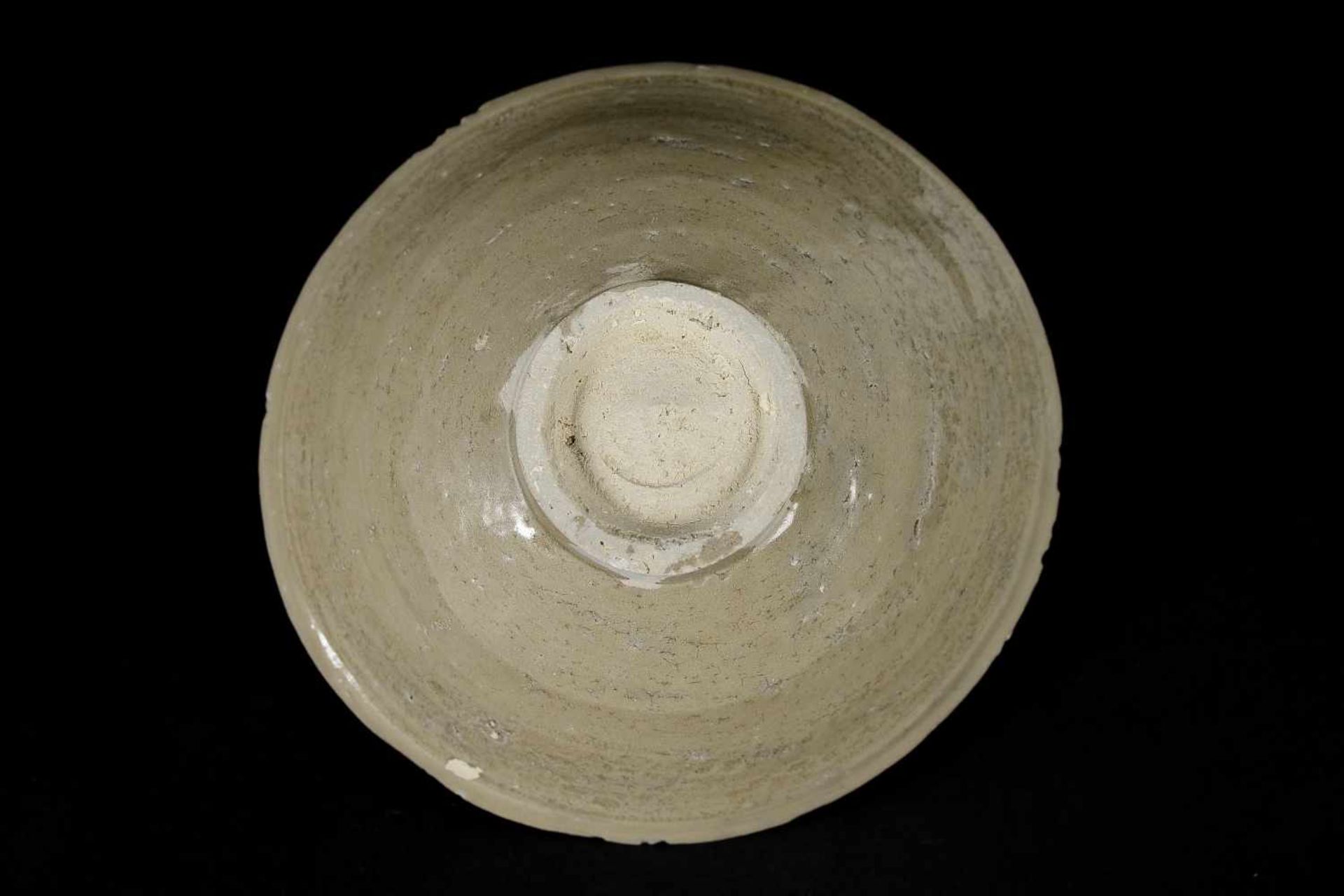 Lot of three celadon glazed bowls with abstract decor of clouds or flowers. Unmarked. China, Song. - Bild 6 aus 8