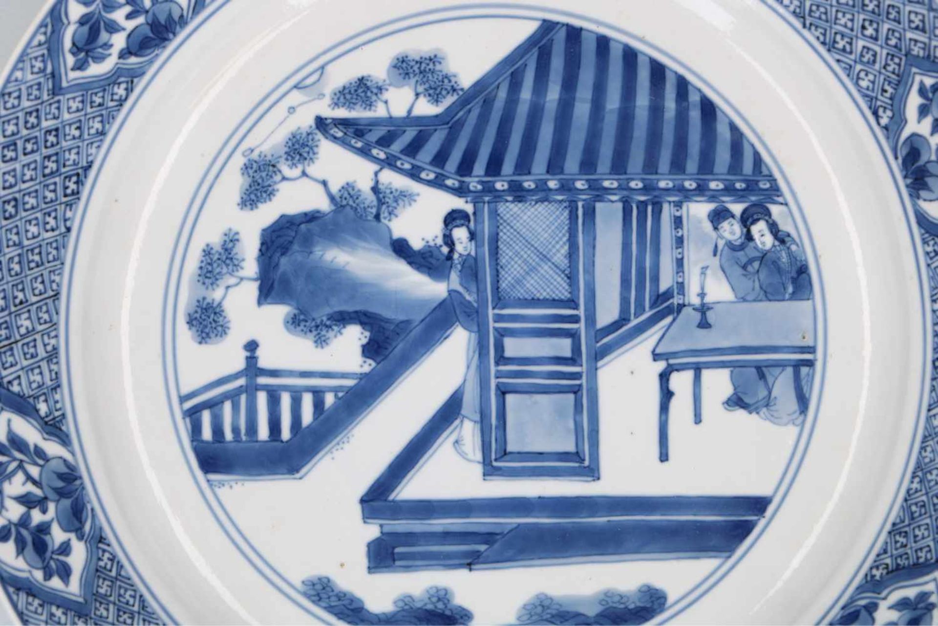 Lot of two blue and white porcelain dishes, decorated with ladies at a court. Marked with 6- - Bild 6 aus 7