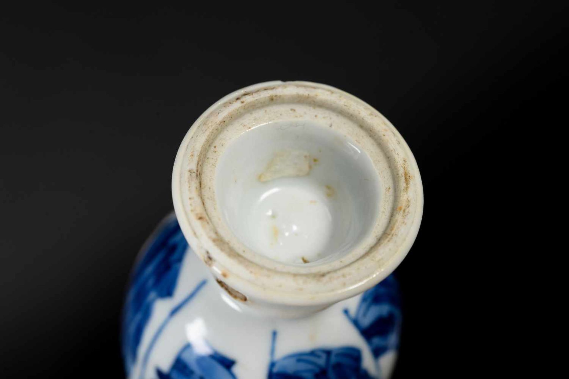 A pair of blue and white porcelain lidded miniature vases, decorated with long Elizas and flowers. - Bild 9 aus 9