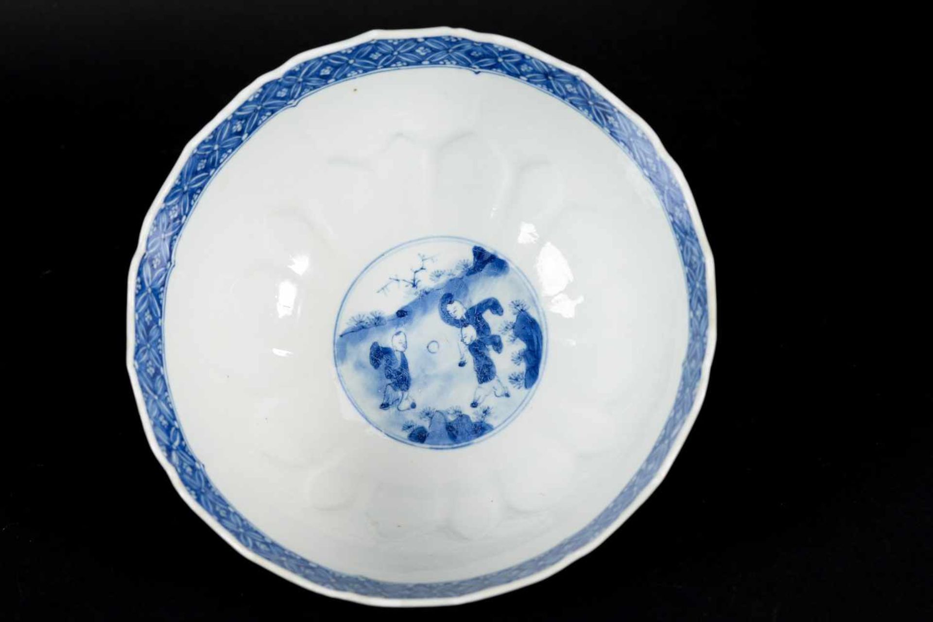 A blue and white porcelain bowl with scalloped rim, decorated with ladies in a garden and flowers. - Bild 9 aus 12