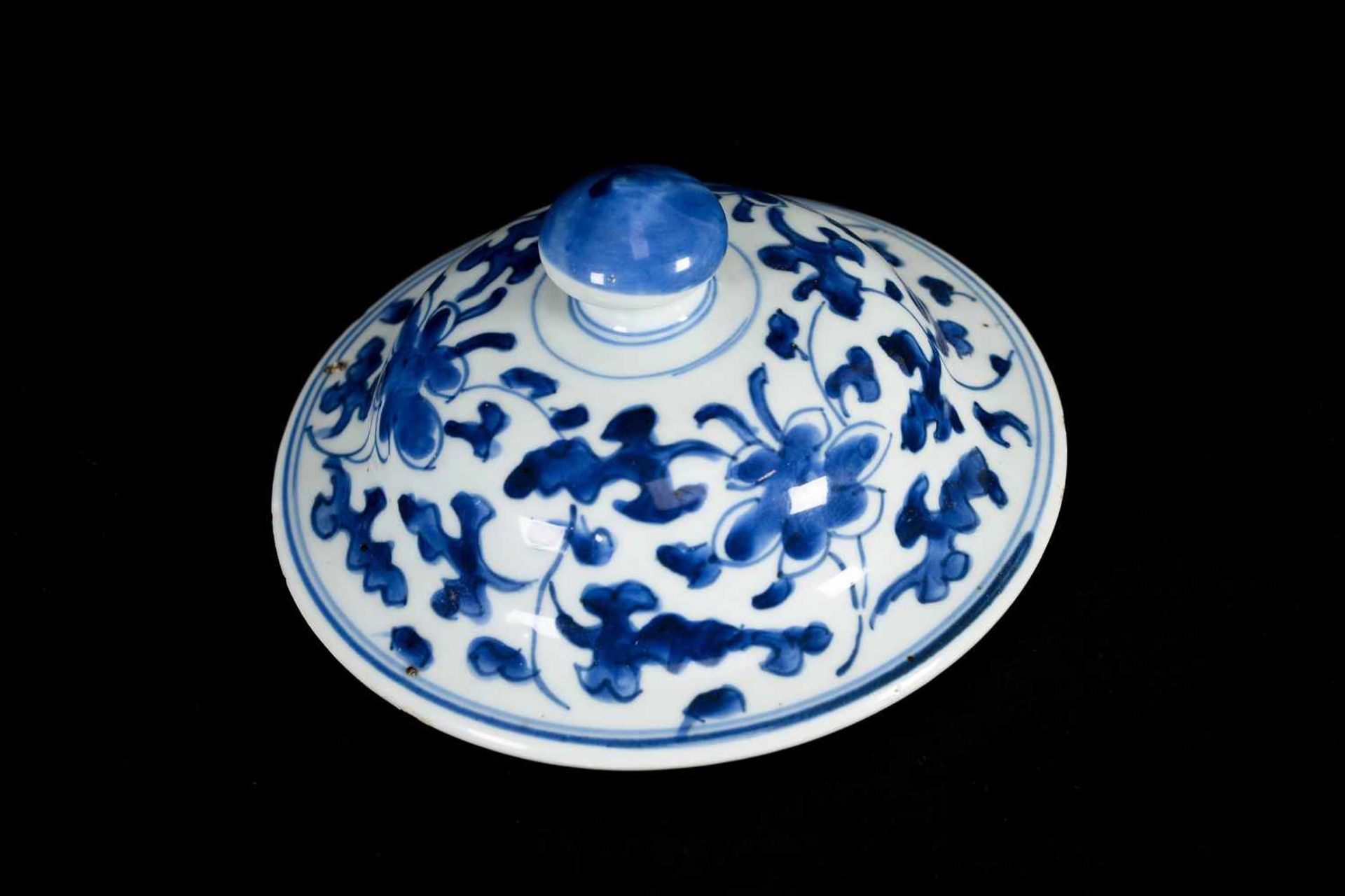 A blue and white porcelain lidded jar, decorated with lotus flowers. Unmarked. China, Kangxi. - Bild 8 aus 9