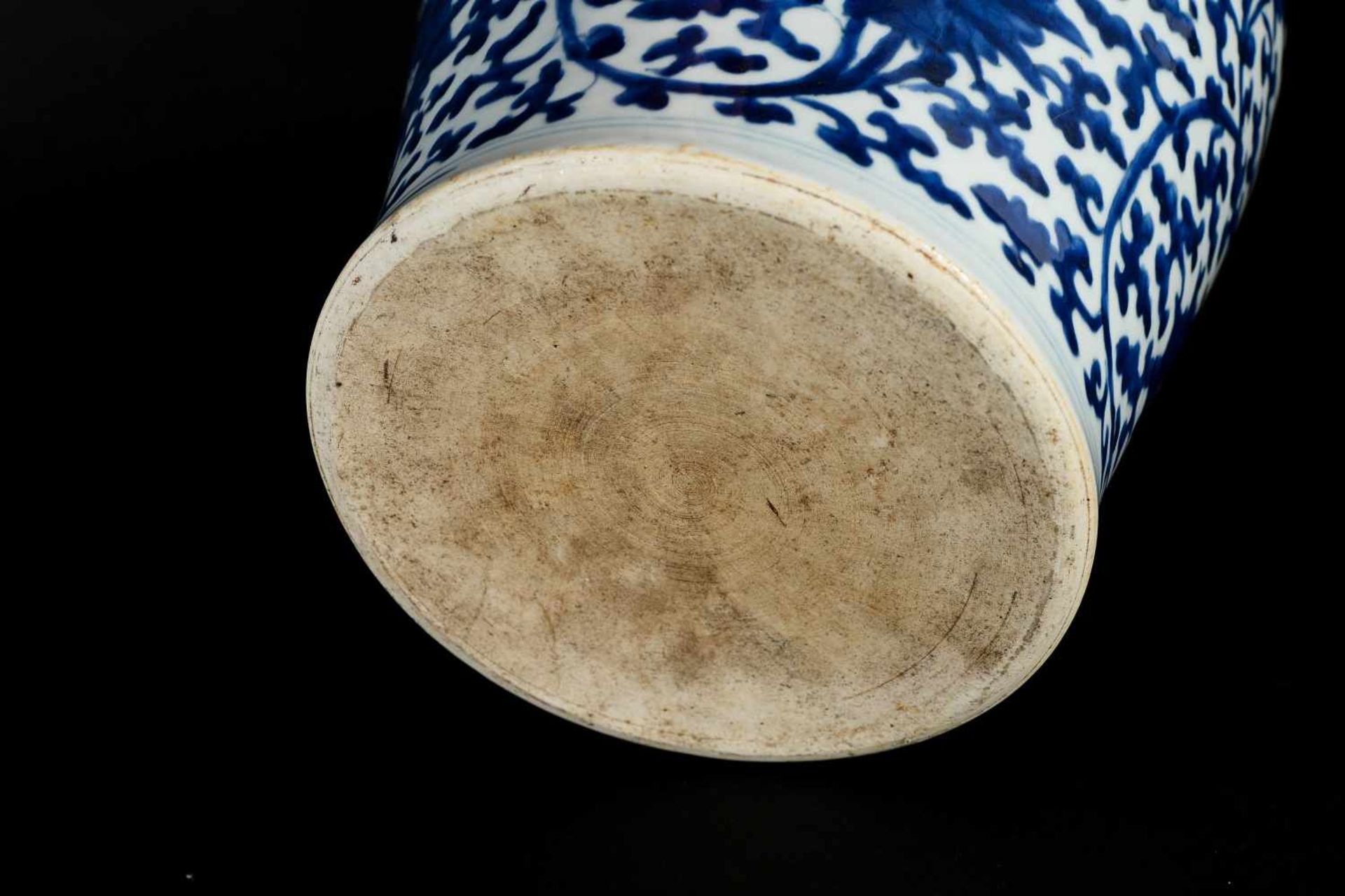 A blue and white porcelain lidded jar, decorated with lotus flowers. Unmarked. China, Kangxi. - Bild 7 aus 9