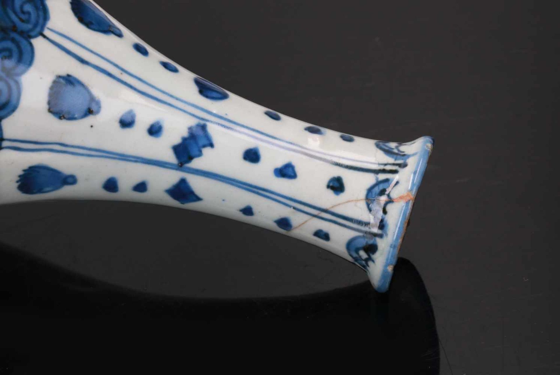 A lobed blue and white porcelain vase, decorated with flowers and fruits. Unmarked. China, Wanli. - Bild 7 aus 7