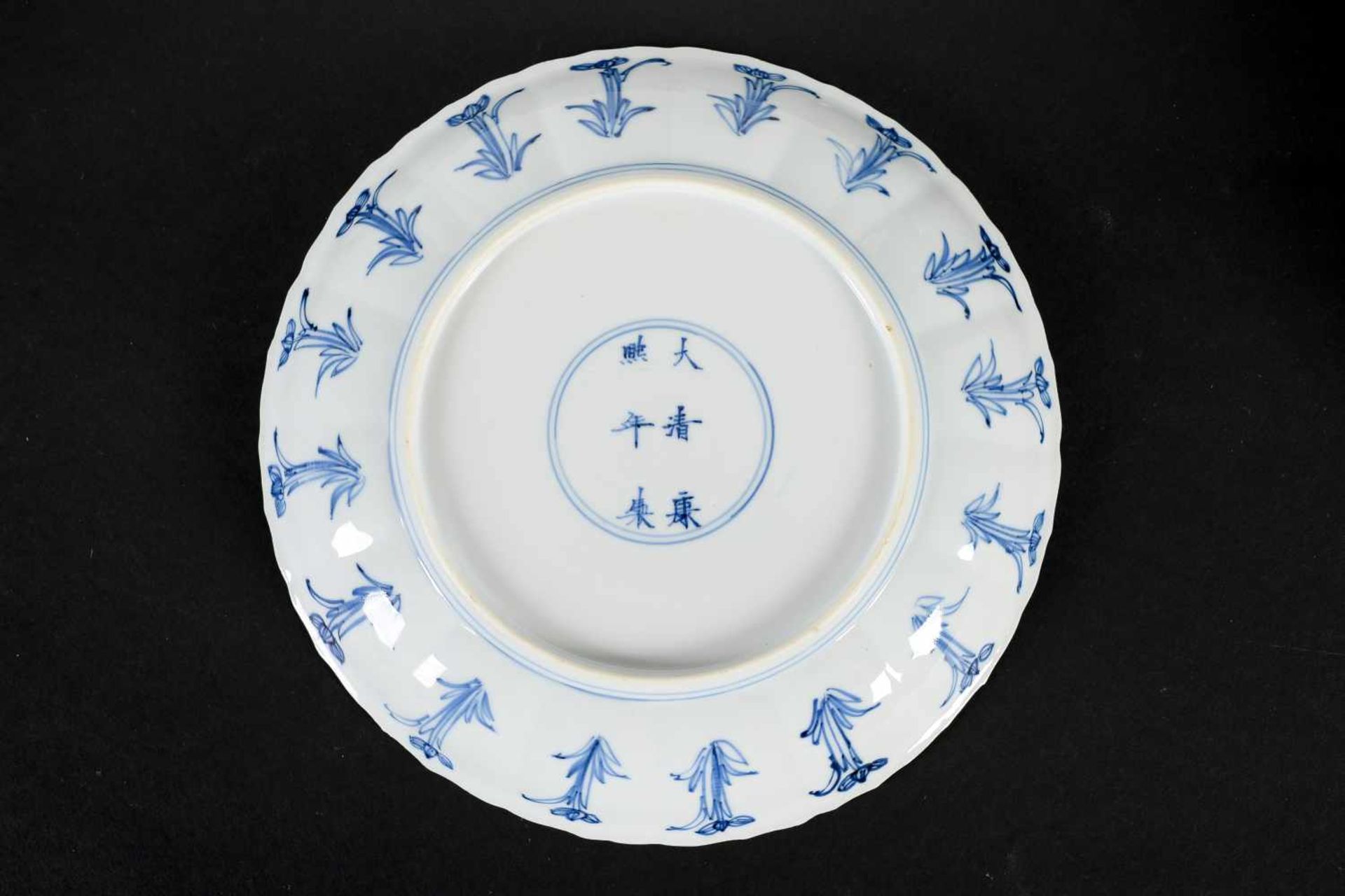 A lobed blue and white porcelain deep dish with scalloped rim, decorated with a dignitary and - Bild 2 aus 4