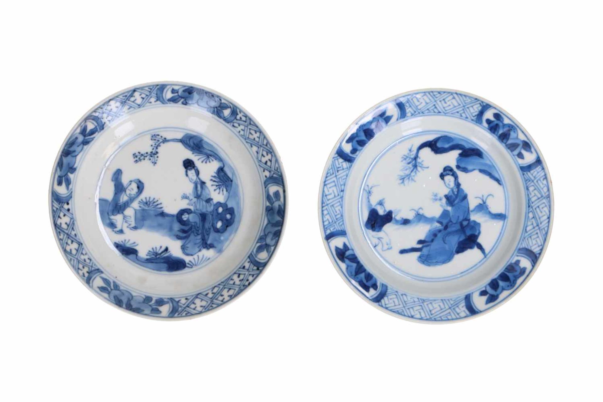 A set of 13 blue and white porcelain saucers, decorated with figures. Marked with 4-character - Bild 3 aus 11