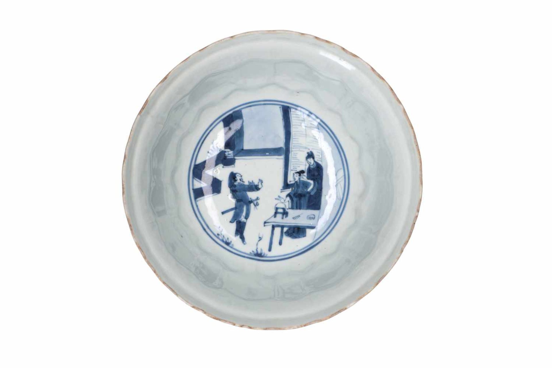 A blue and white porcelain bowl, decorated with flowers and antiquities. The center with three - Bild 4 aus 6