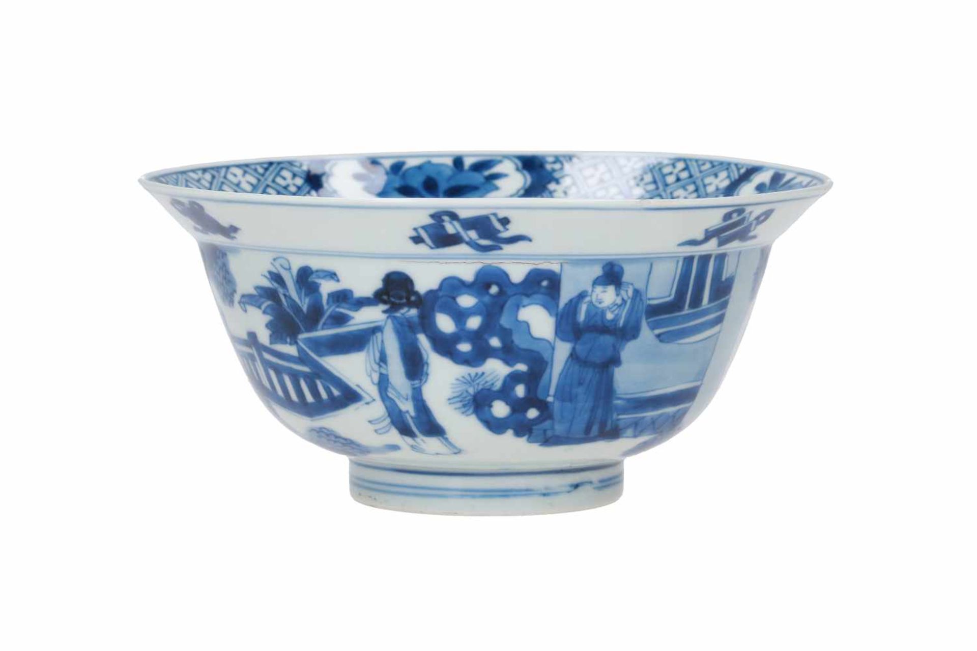 A pair of blue and white porcelain bowls, decorated with figures on a terrace, little boys and - Bild 3 aus 20