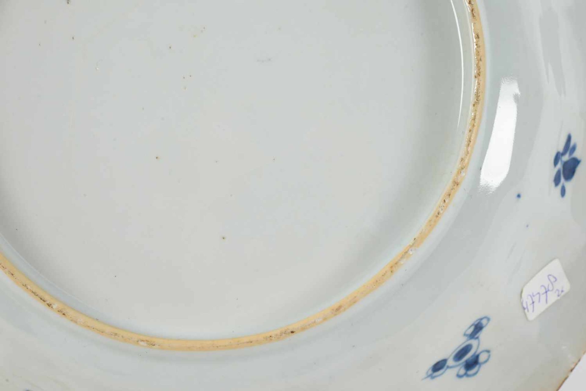 Lot of blue and white porcelain dishes, 1) with scalloped rim, decorated with flowers. Marked with - Bild 9 aus 18