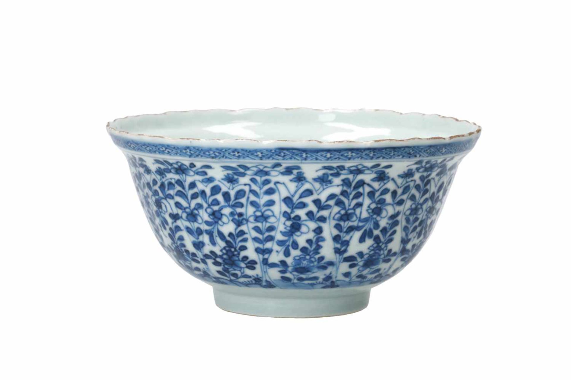 A ribbed blue and white porcelain bowl, decorated with flowers and figures in a garden. Unmarked. - Bild 2 aus 5