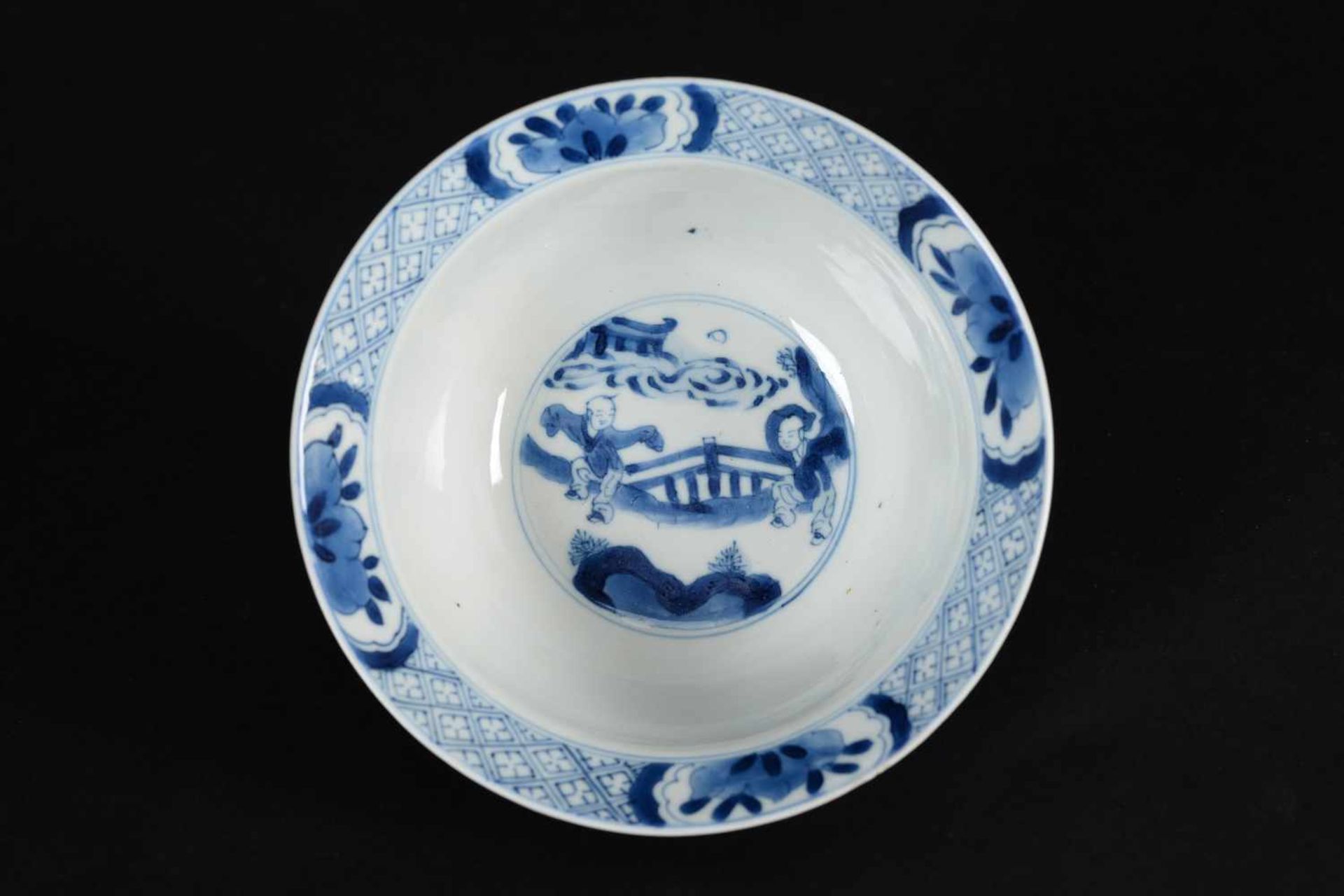 A pair of blue and white porcelain bowls, decorated with figures on a terrace, little boys and - Bild 16 aus 20