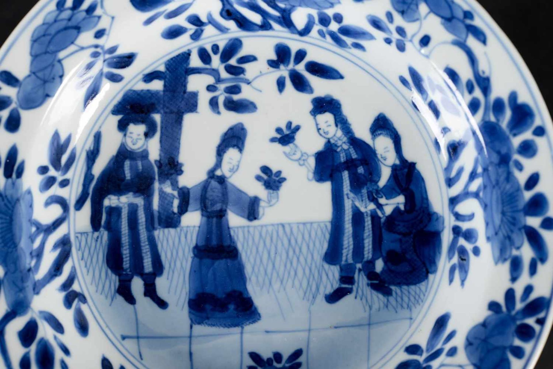 A blue and white Chine de Commande porcelain deep saucer, decorated with figures and flowers. Marked - Bild 4 aus 4