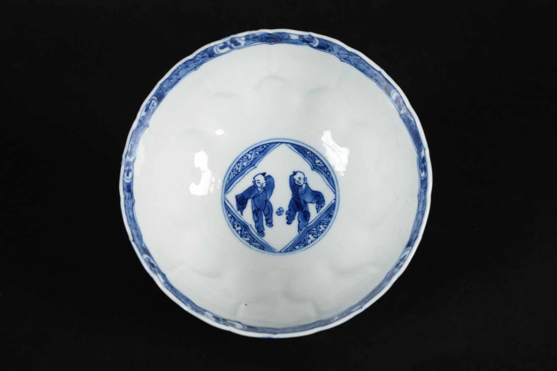 A lobed blue and white porcelain bowl, decorated with with long Elizas, flowers and little boys. - Bild 6 aus 9