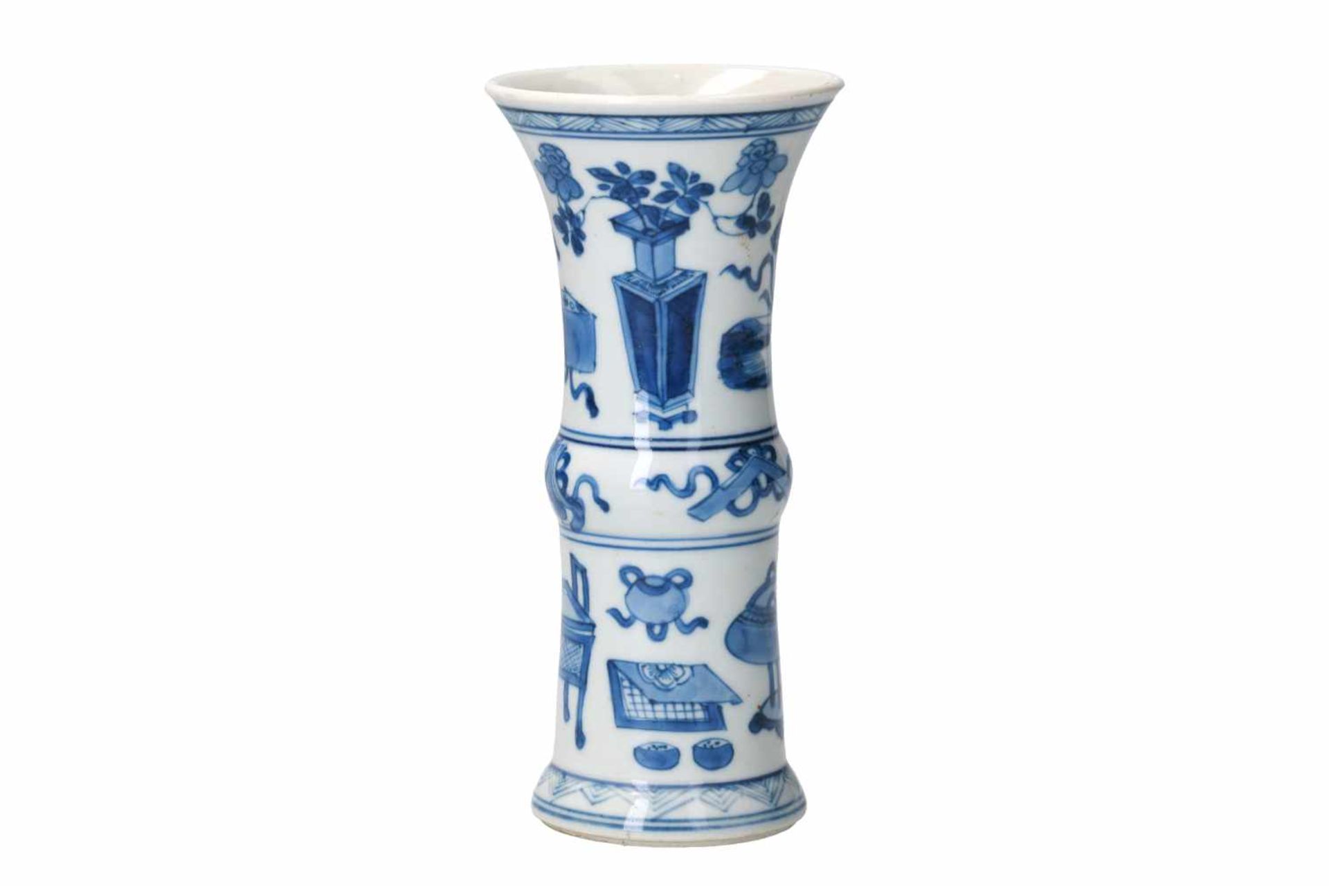 A blue and white porcelain vase, decorated with antiquities and flower vases. Unmarked. China, - Bild 4 aus 6