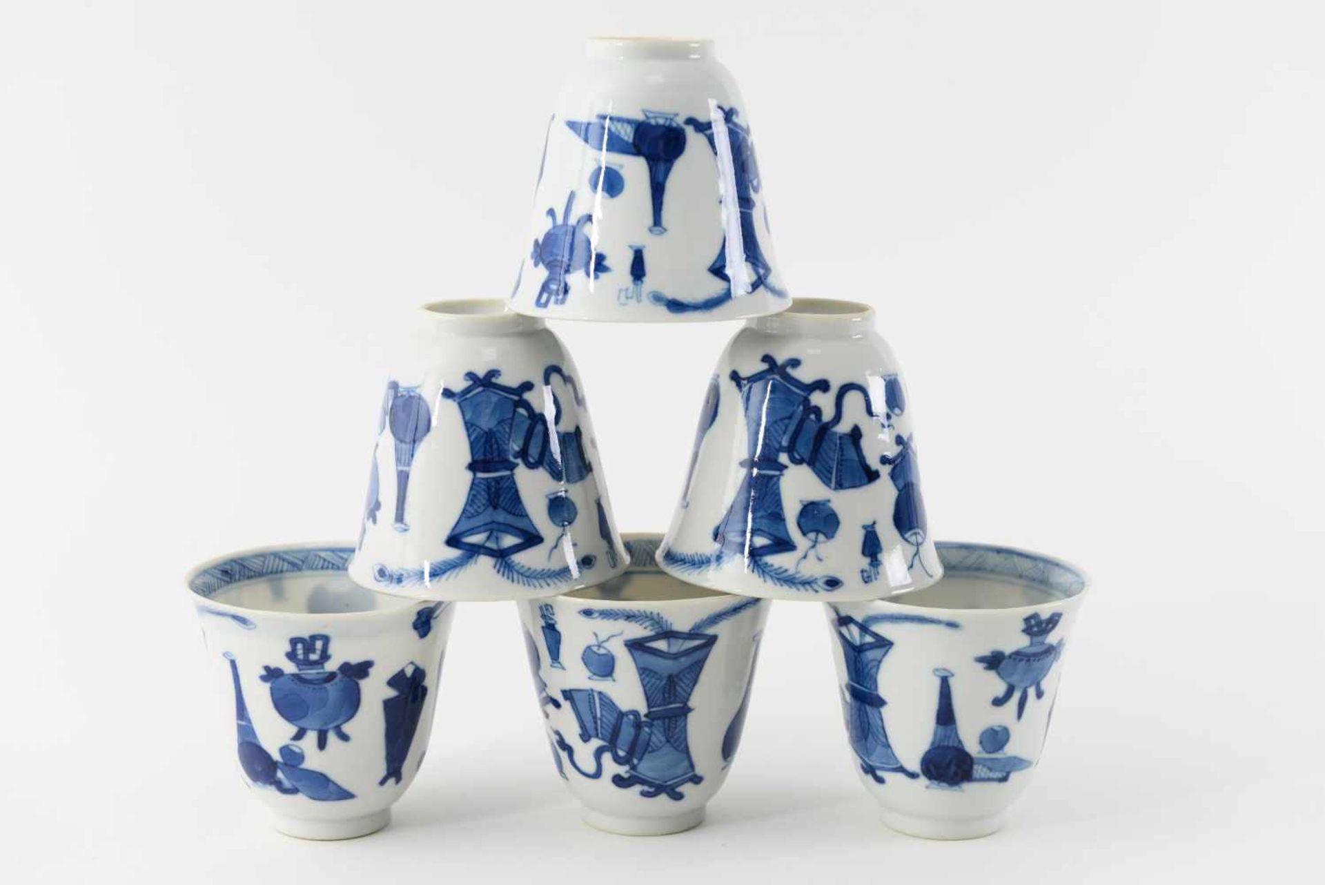 A set of six blue and white porcelain cups with saucers, decorated with antiquities and flowers. - Bild 12 aus 13