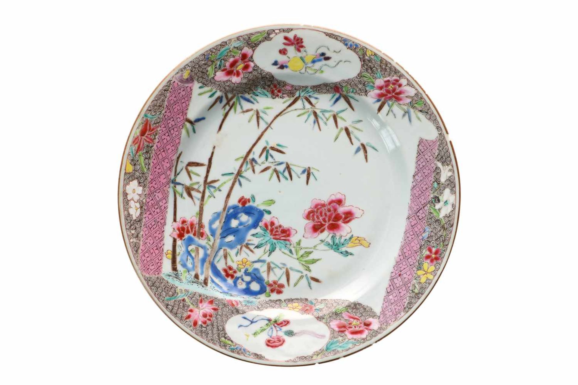 A set of five famille rose porcelain dishes, decorated with scrolls and flowers. Unmarked. China, - Bild 2 aus 7
