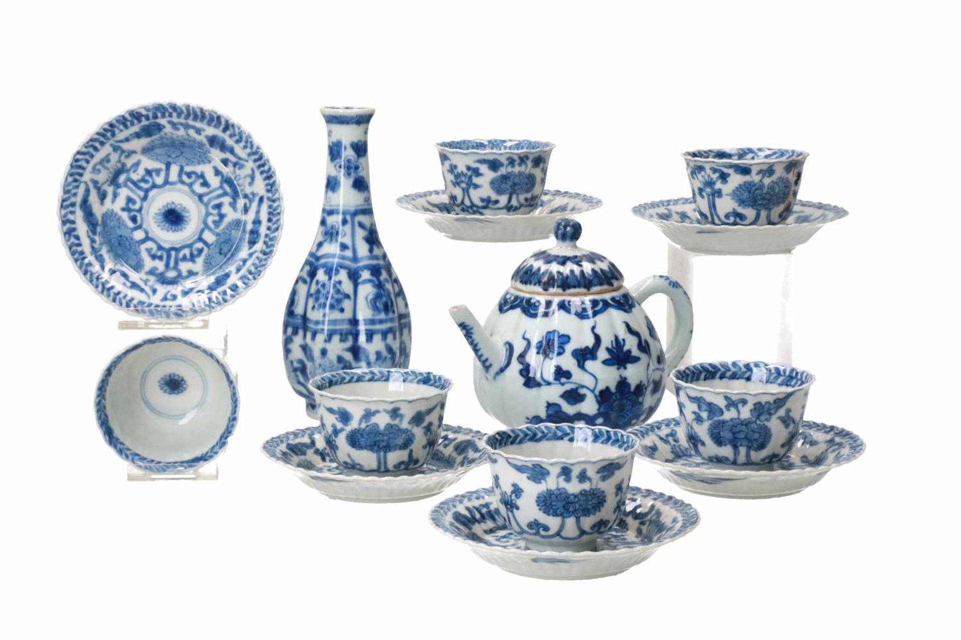 A set of six blue and white porcelain cups with saucers, decorated with flowers. Marked with seal - Bild 2 aus 9