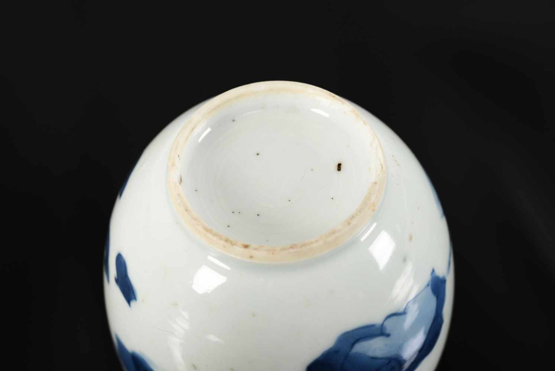 A blue and white porcelain lidded jar with later Dutch silver mounting, decorated with figures in - Bild 9 aus 11