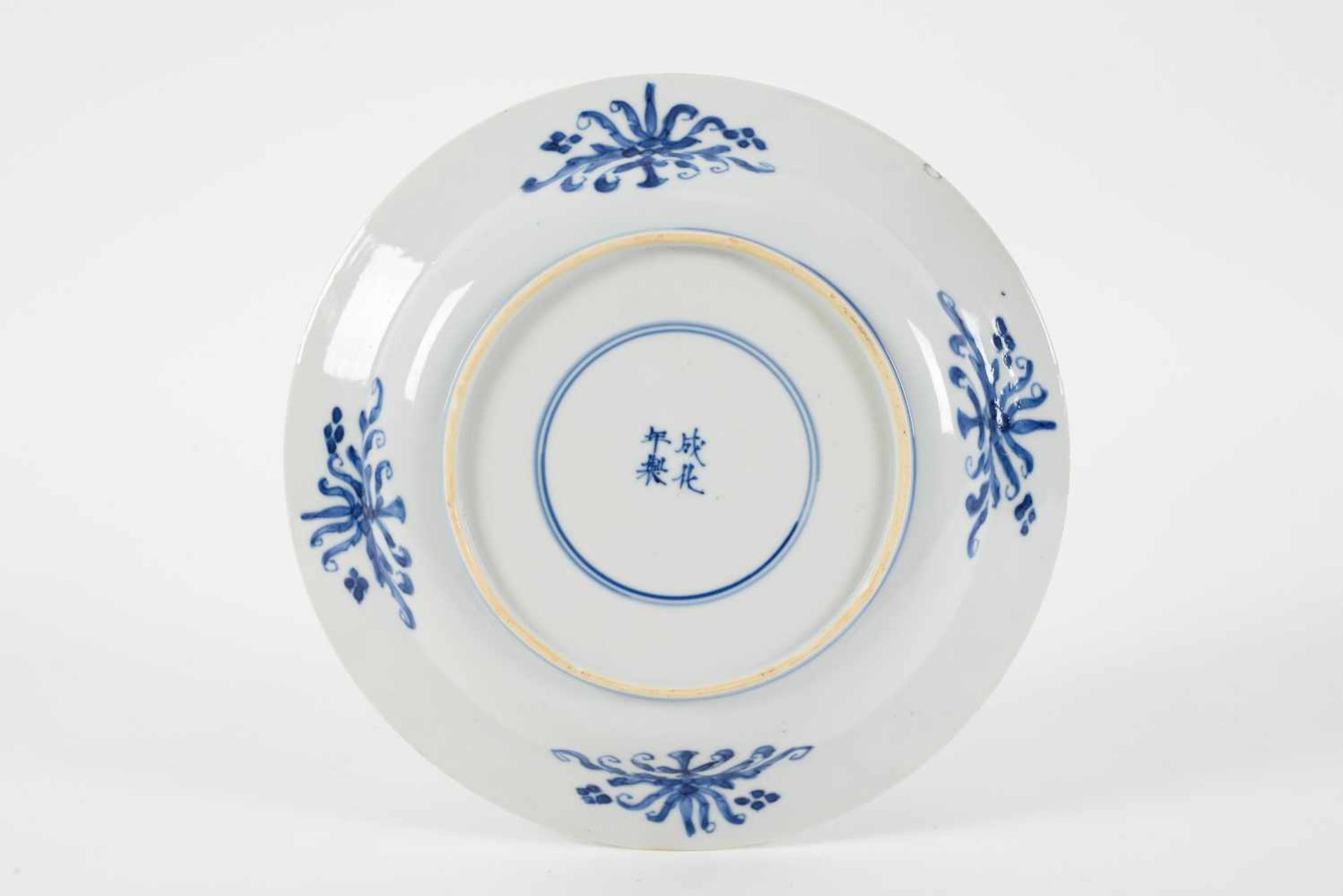 Two blue and white porcelain dishes, decorated with figures in a garden. Marked with 4-character - Bild 9 aus 11