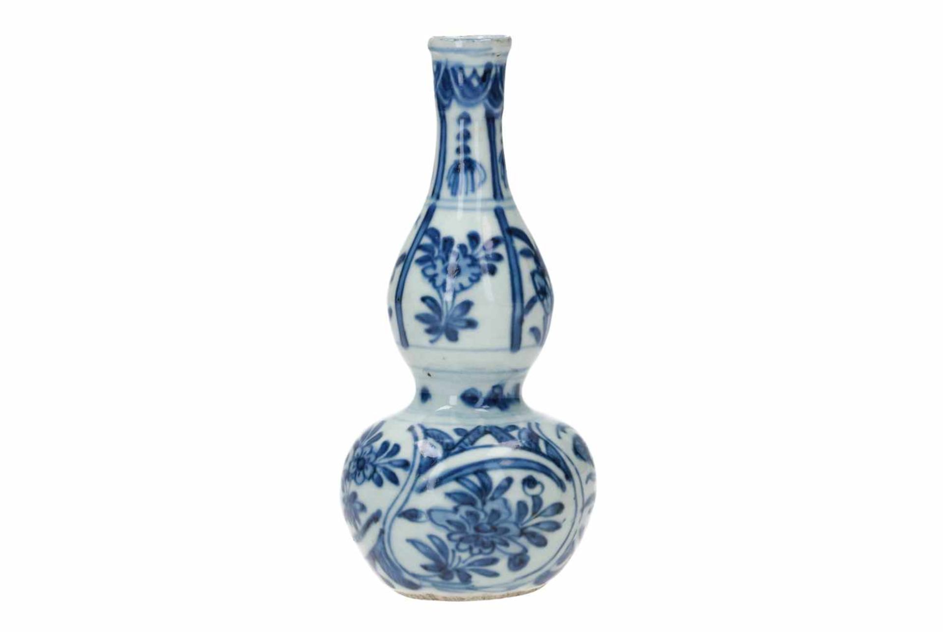 A blue and white porcelain gourd vase, decorated with flowers. Unmarked. China, Wanli. - Bild 4 aus 8