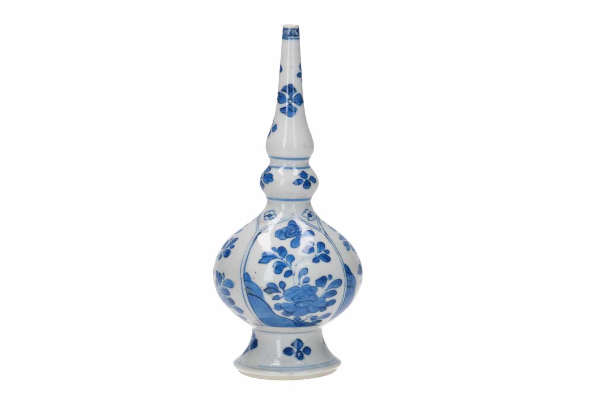 A blue and white porcelain sprinkler vase, decorated with flowers. Unmarked. China, Kangxi. - Bild 4 aus 8