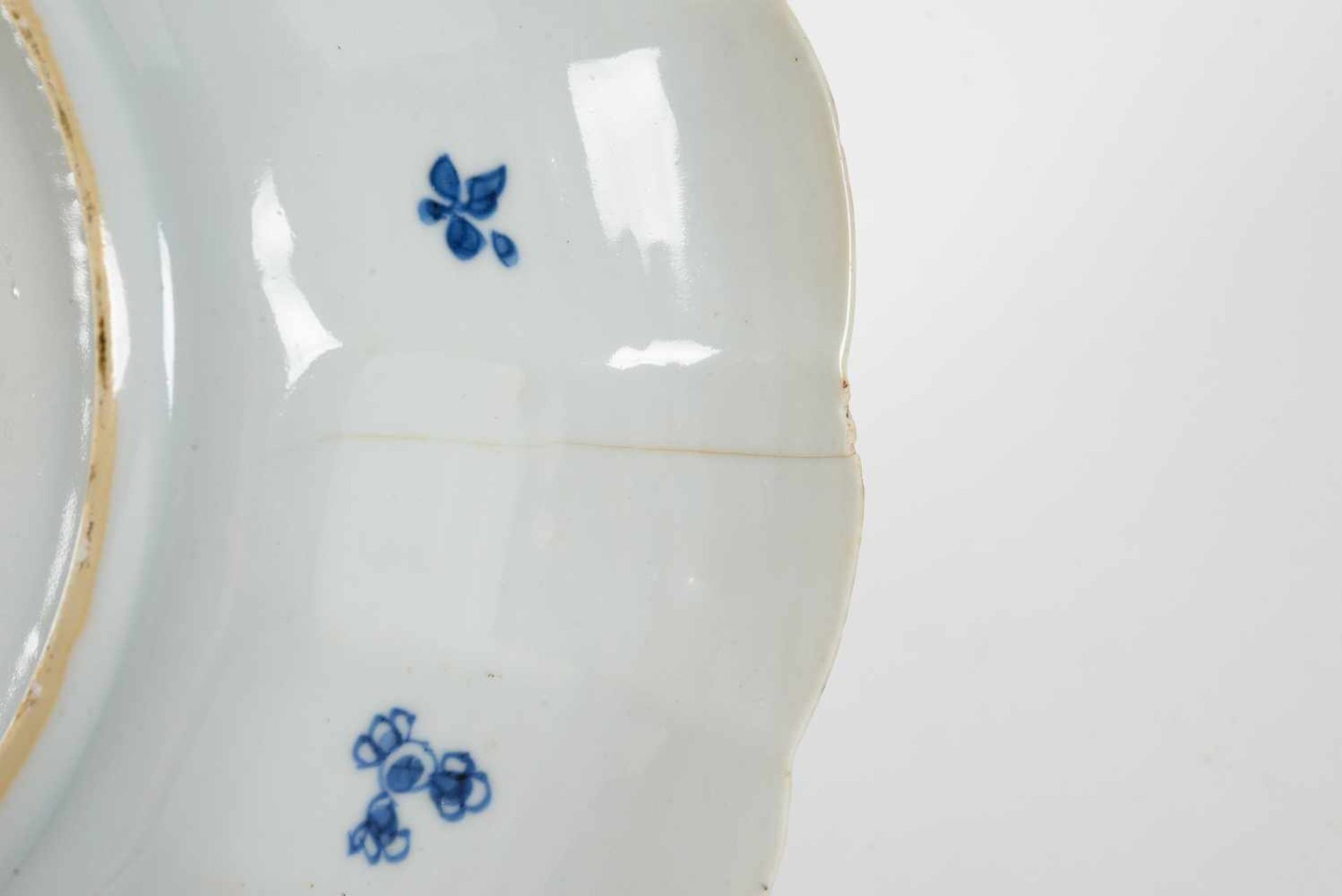 Lot of blue and white porcelain dishes, 1) with scalloped rim, decorated with flowers. Marked with - Bild 12 aus 18
