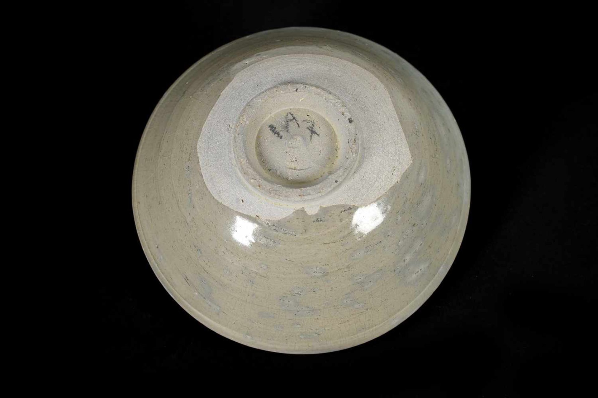 Lot of three celadon glazed bowls with abstract decor of clouds or flowers. Unmarked. China, Song. - Bild 8 aus 8