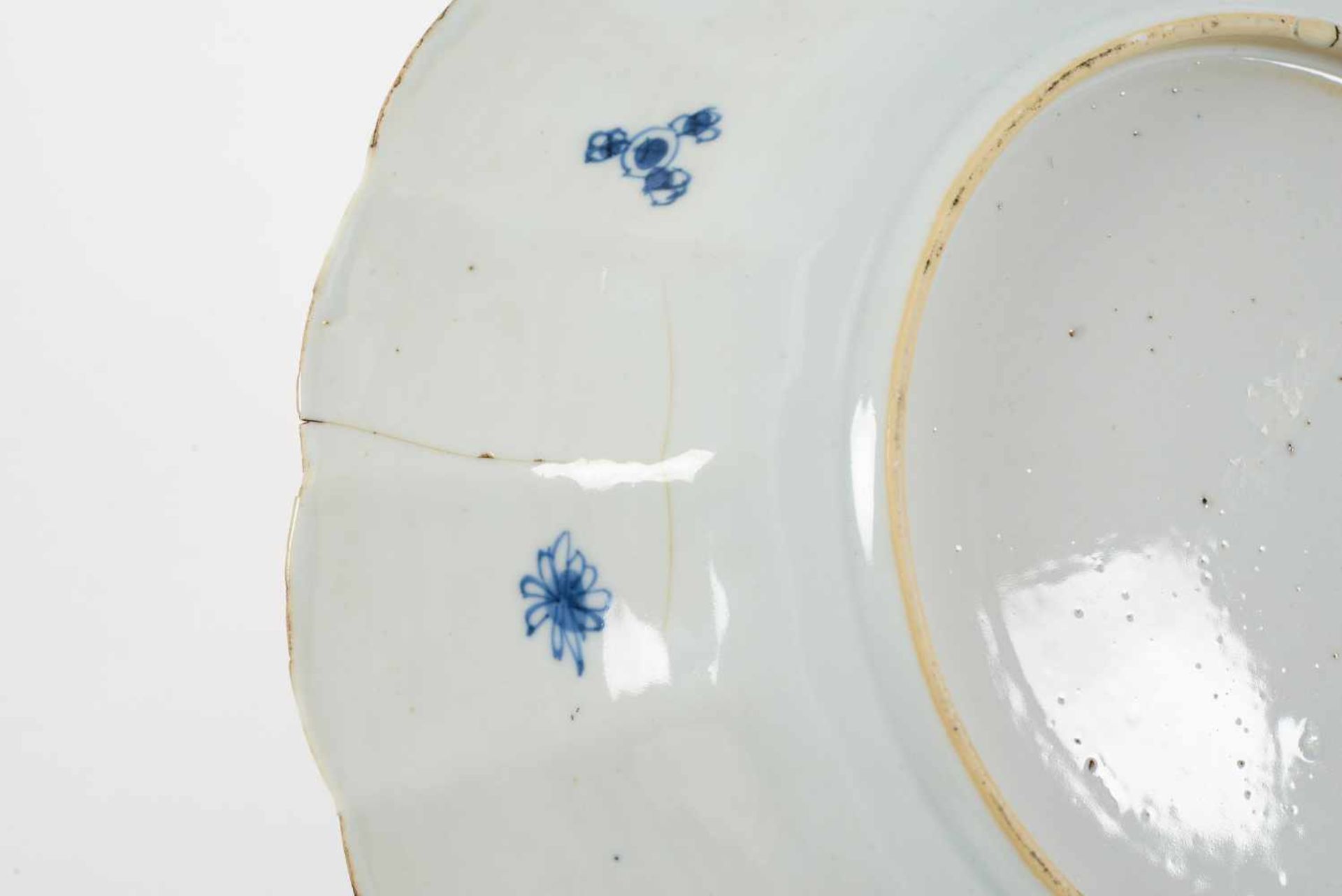 Lot of blue and white porcelain dishes, 1) with scalloped rim, decorated with flowers. Marked with - Bild 13 aus 18