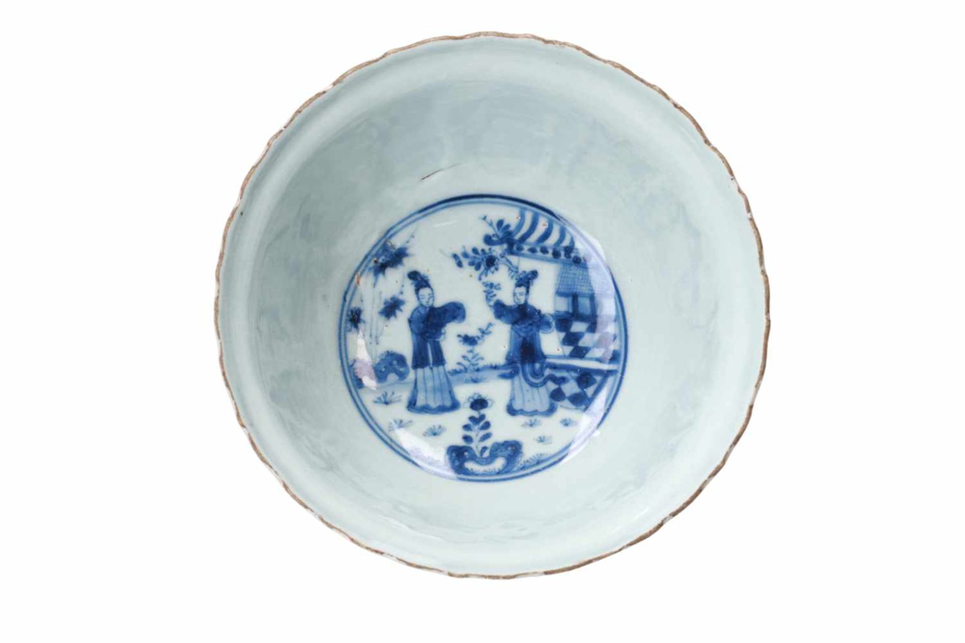 A ribbed blue and white porcelain bowl, decorated with flowers and figures in a garden. Unmarked. - Bild 4 aus 5