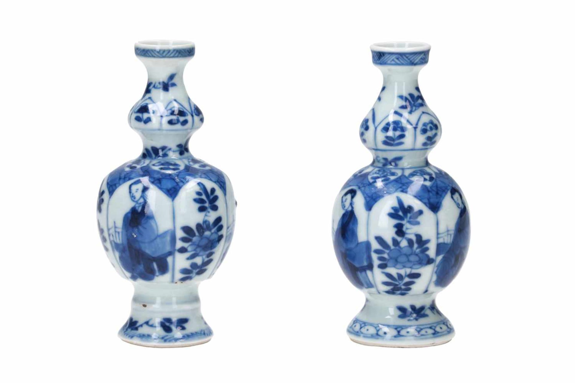 A pair of blue and white porcelain miniature vases, decorated with long Elizas and flowers. Marked - Bild 2 aus 6