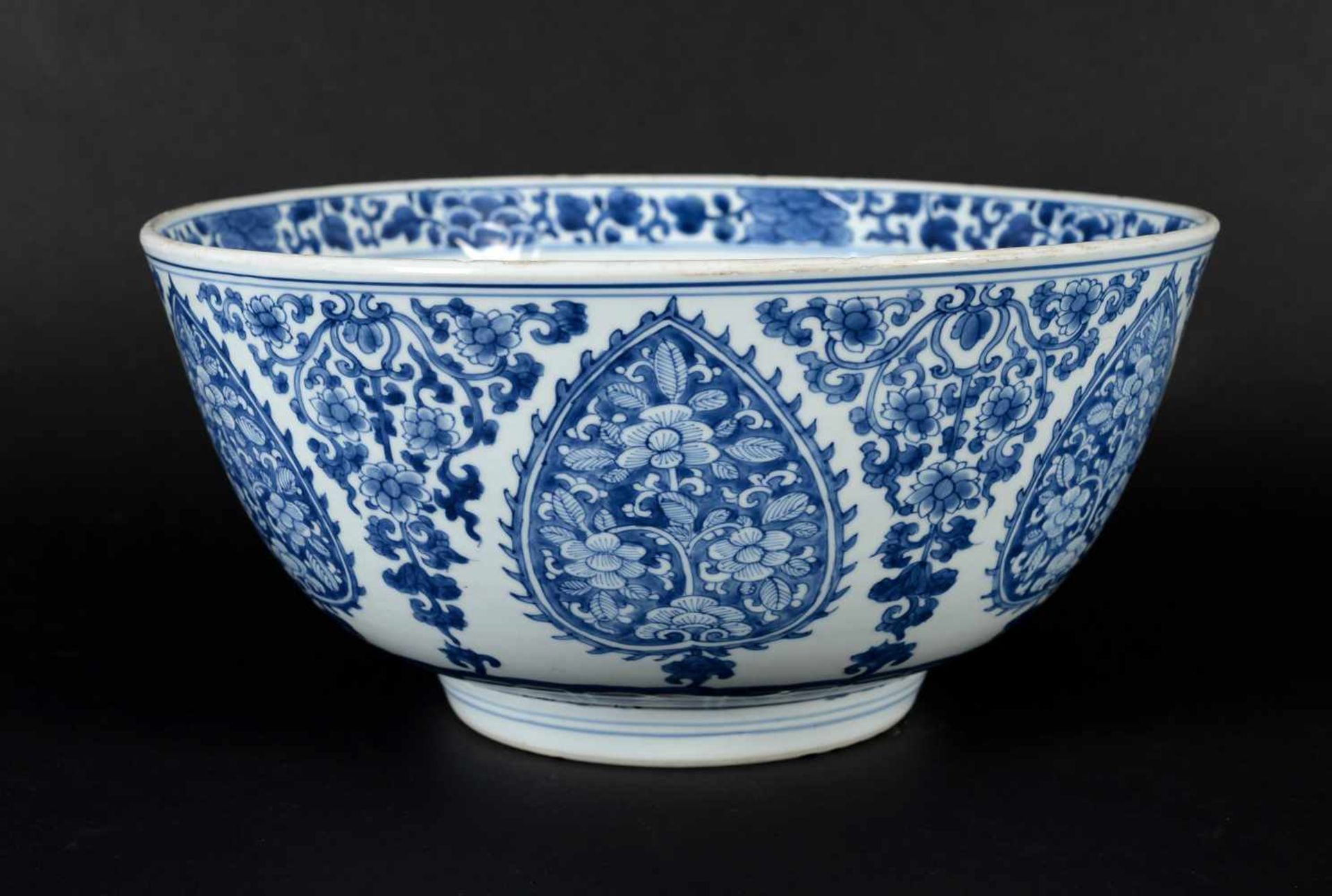 A blue and white porcelain bowl, decorated with flowers. Marked with symbol. China, Kangxi. - Image 4 of 8