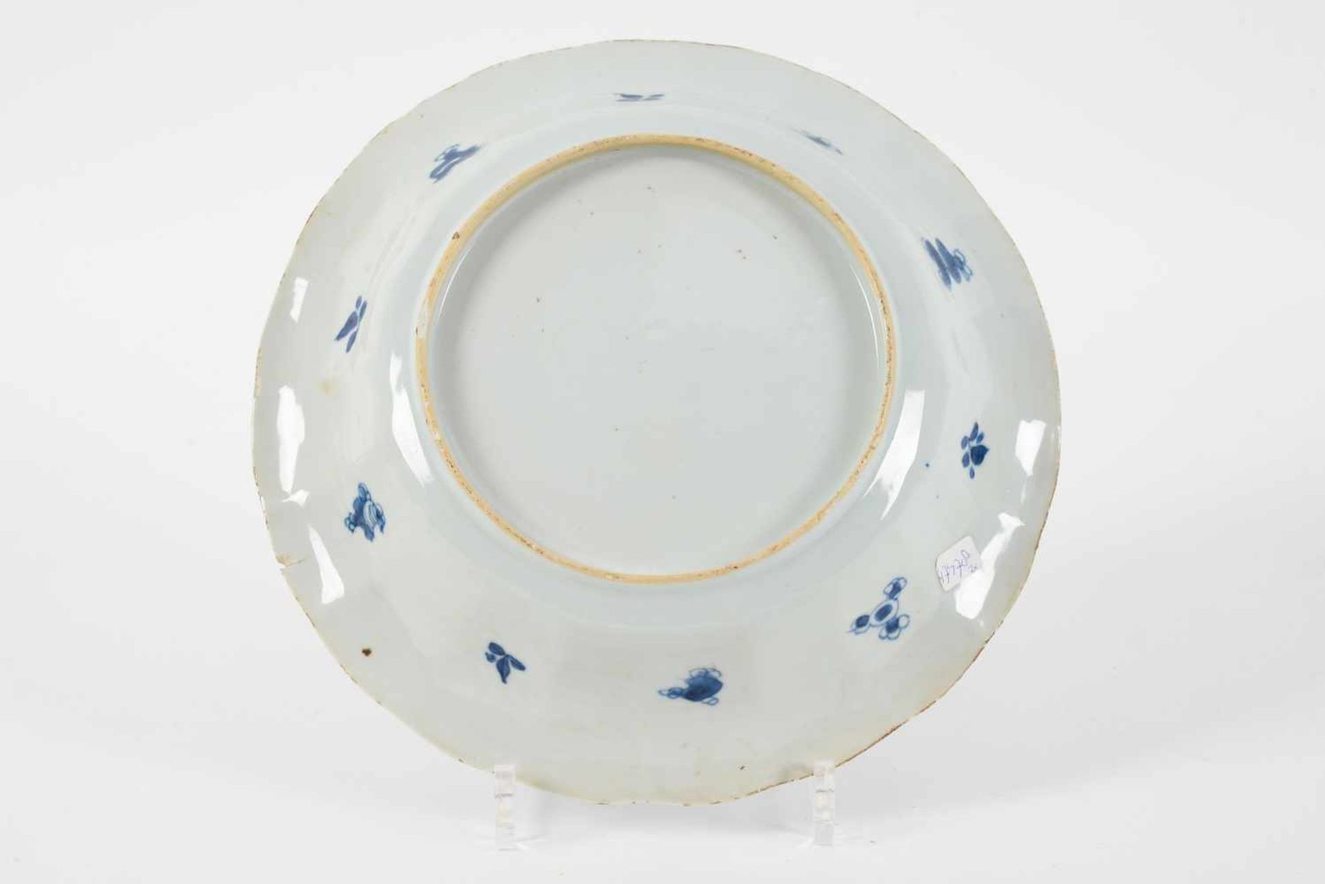 Lot of blue and white porcelain dishes, 1) with scalloped rim, decorated with flowers. Marked with - Bild 8 aus 18