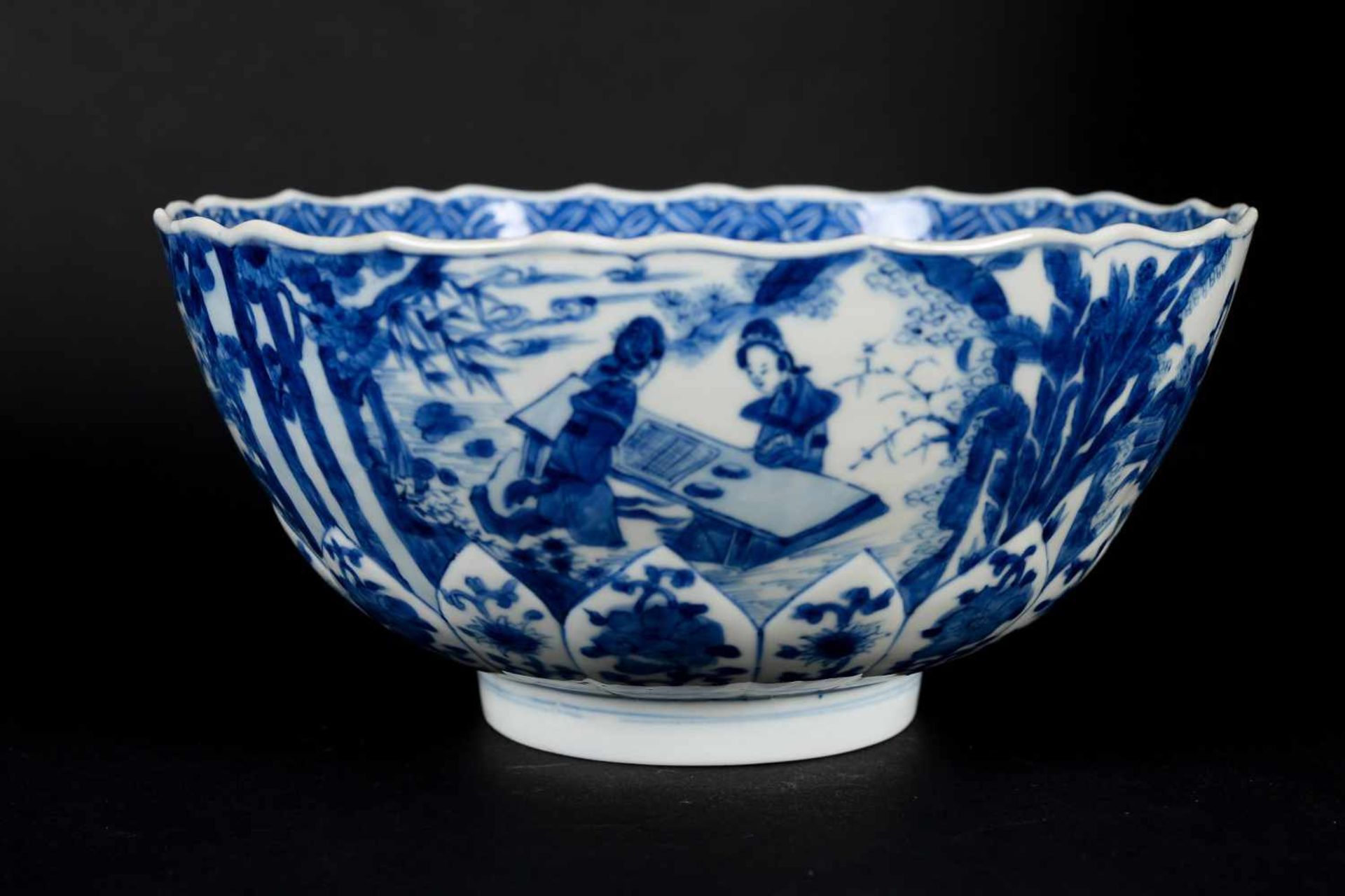 A blue and white porcelain bowl with scalloped rim, decorated with ladies in a garden and flowers. - Bild 8 aus 12